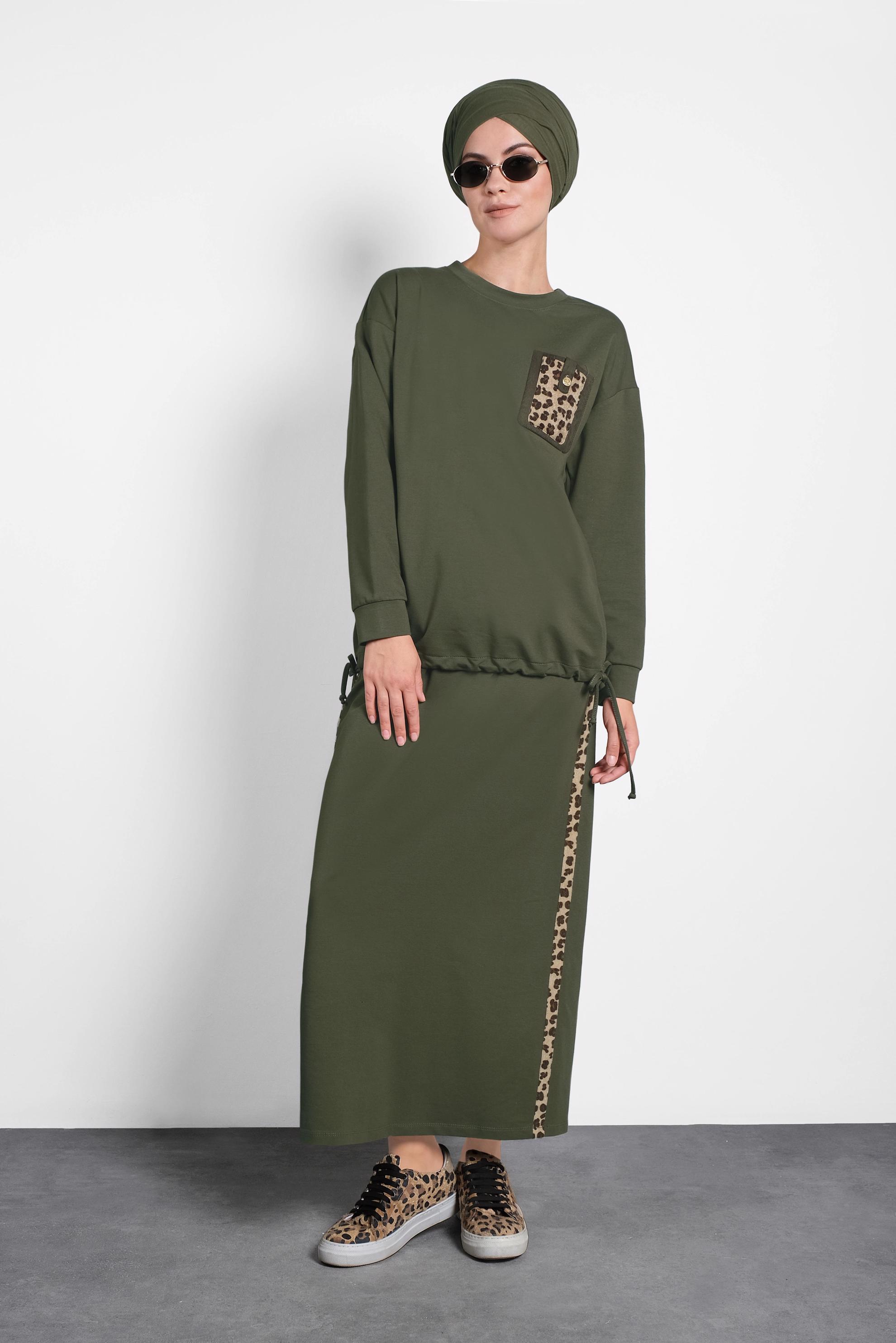 Tesettür giyim HAKİ CEPLİ LEOPAR DESENLİ BÜZGÜLÜ İKİLİ ETEKLİ TAKIM 40228 