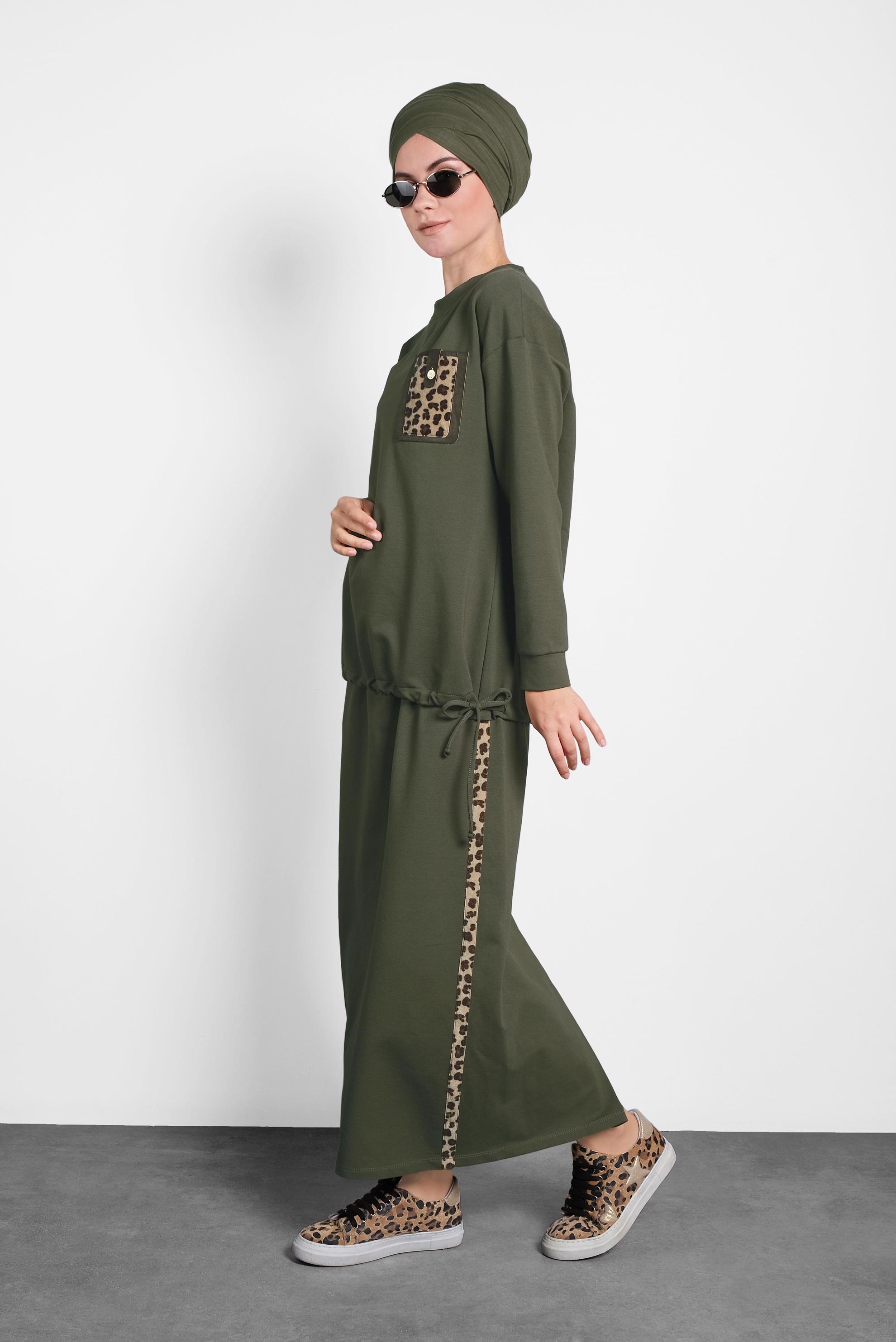 Tesettür giyim HAKİ CEPLİ LEOPAR DESENLİ BÜZGÜLÜ İKİLİ ETEKLİ TAKIM 40228 