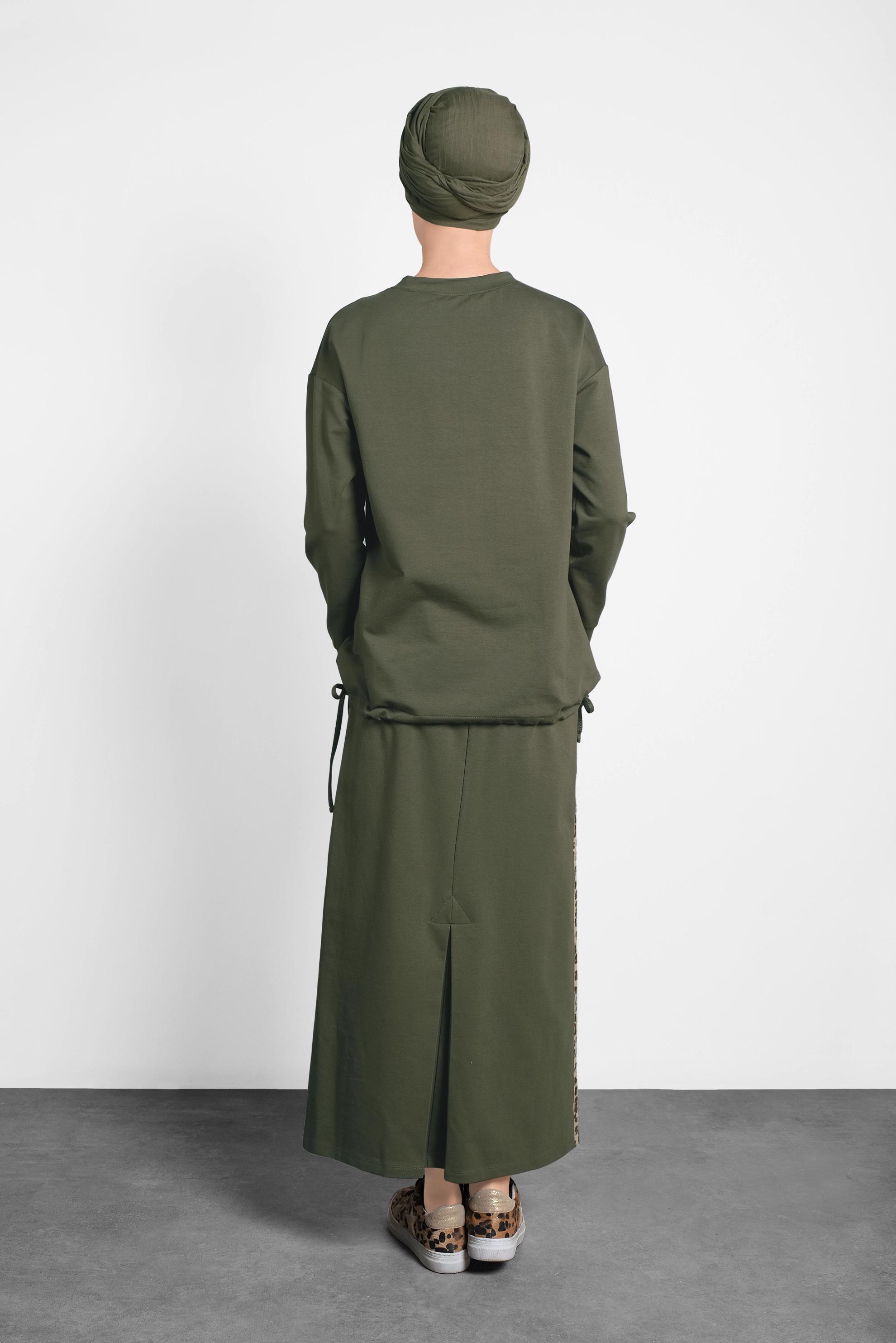 Tesettür giyim HAKİ CEPLİ LEOPAR DESENLİ BÜZGÜLÜ İKİLİ ETEKLİ TAKIM 40228 