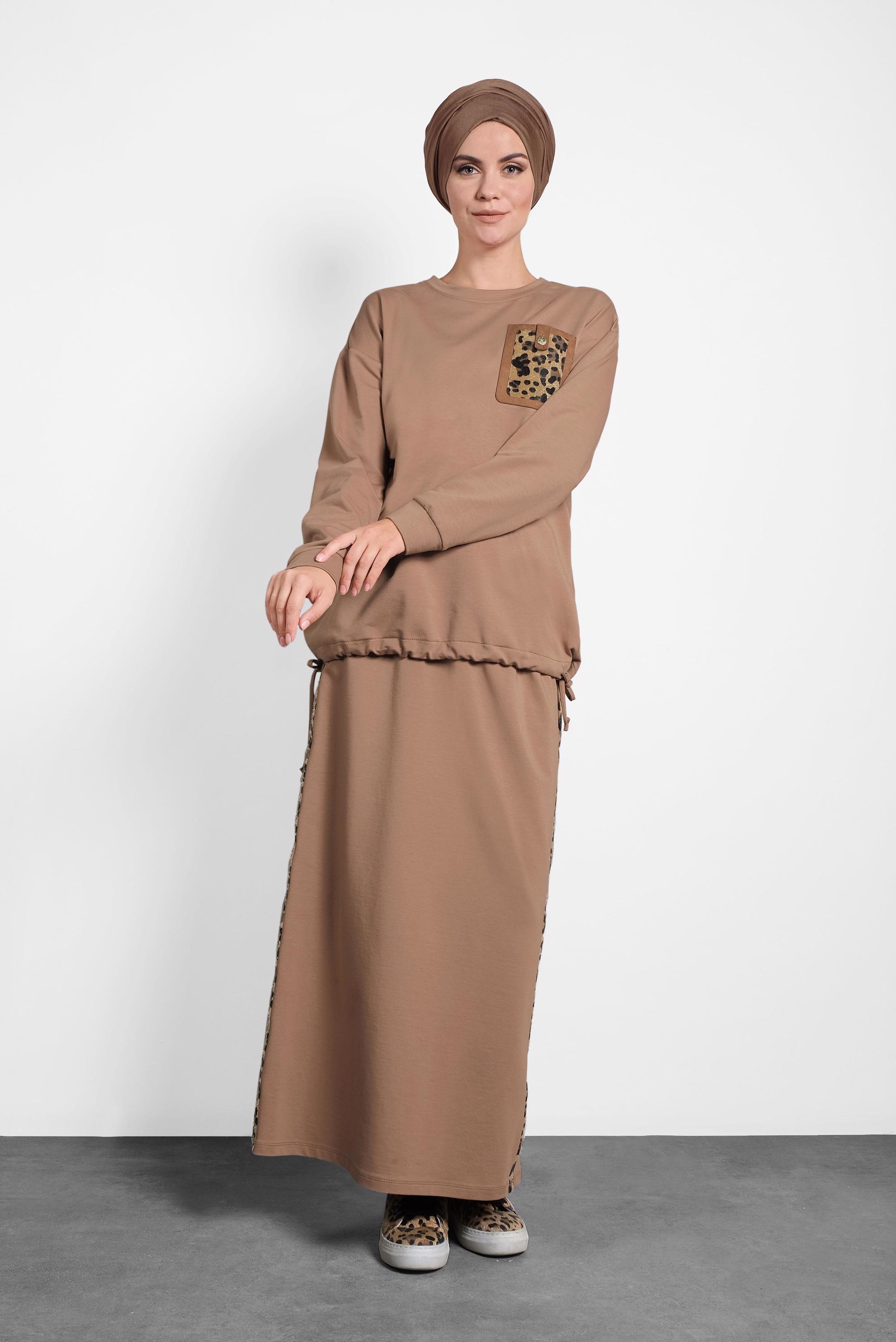 Tesettür giyim TABA CEPLİ LEOPAR DESENLİ BÜZGÜLÜ İKİLİ ETEKLİ TAKIM 40228 