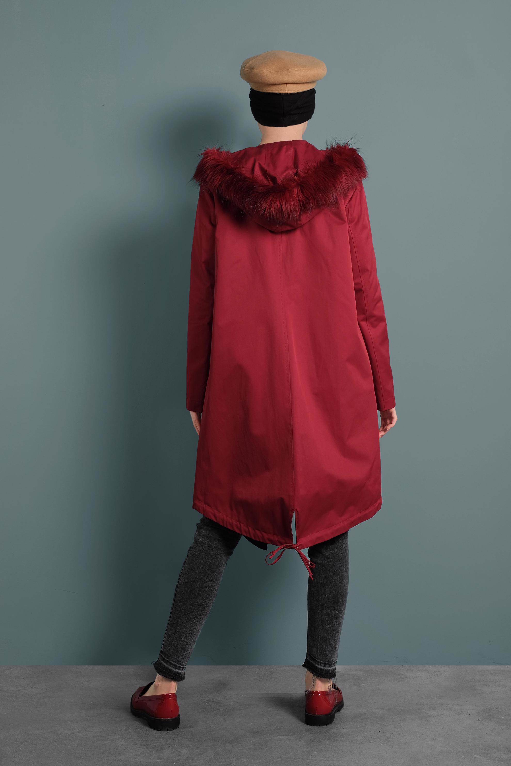 Tesettür giyim KIRMIZI KAPÜŞONU KÜRKLÜ PARKA 90020
