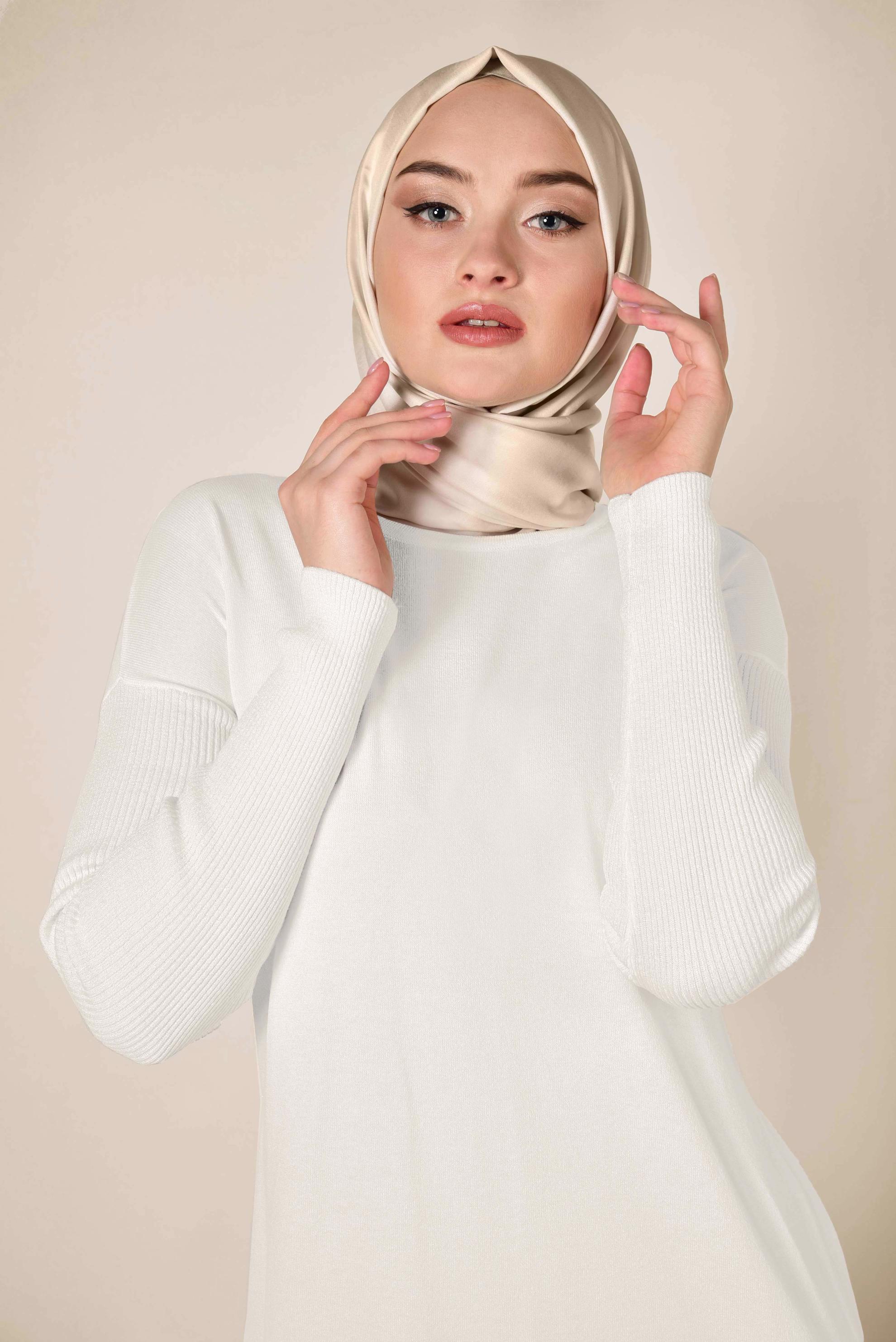 Tesettür giyim BEYAZ YANLARI YIRTMAÇLI SİMLİ TUNİK 4523