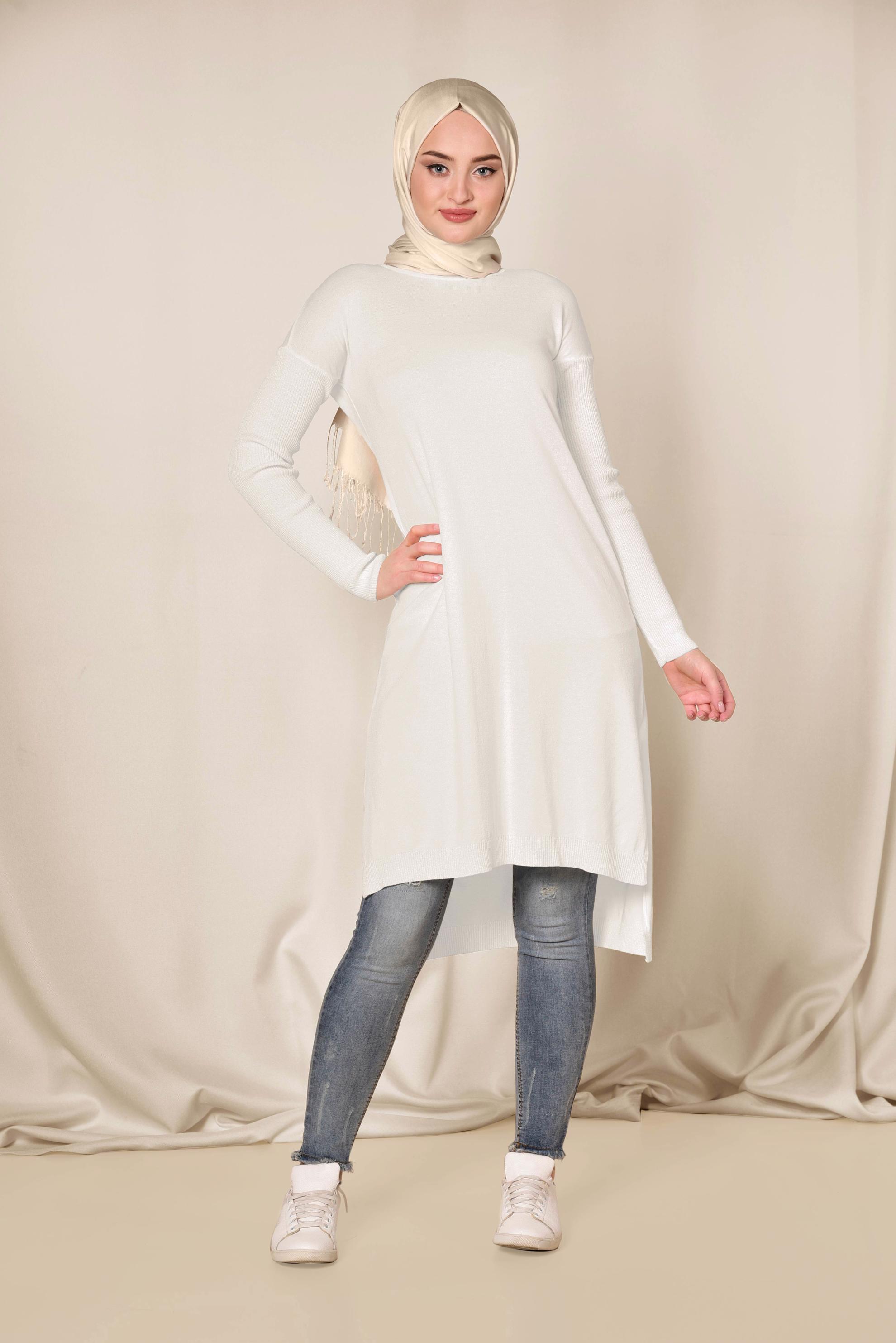 Tesettür giyim BEYAZ YANLARI YIRTMAÇLI SİMLİ TUNİK 4523