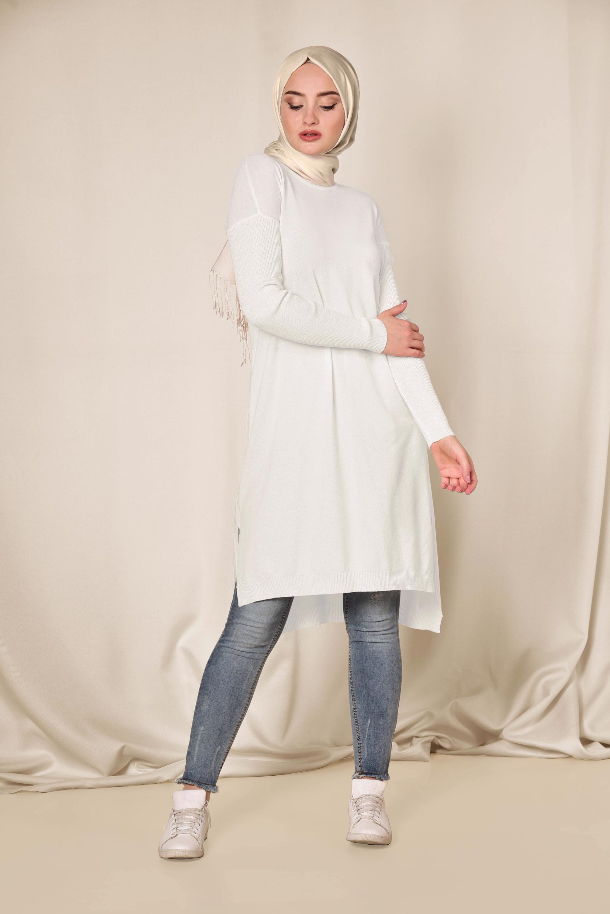 Tesettür giyim BEYAZ YANLARI YIRTMAÇLI SİMLİ TUNİK 4523