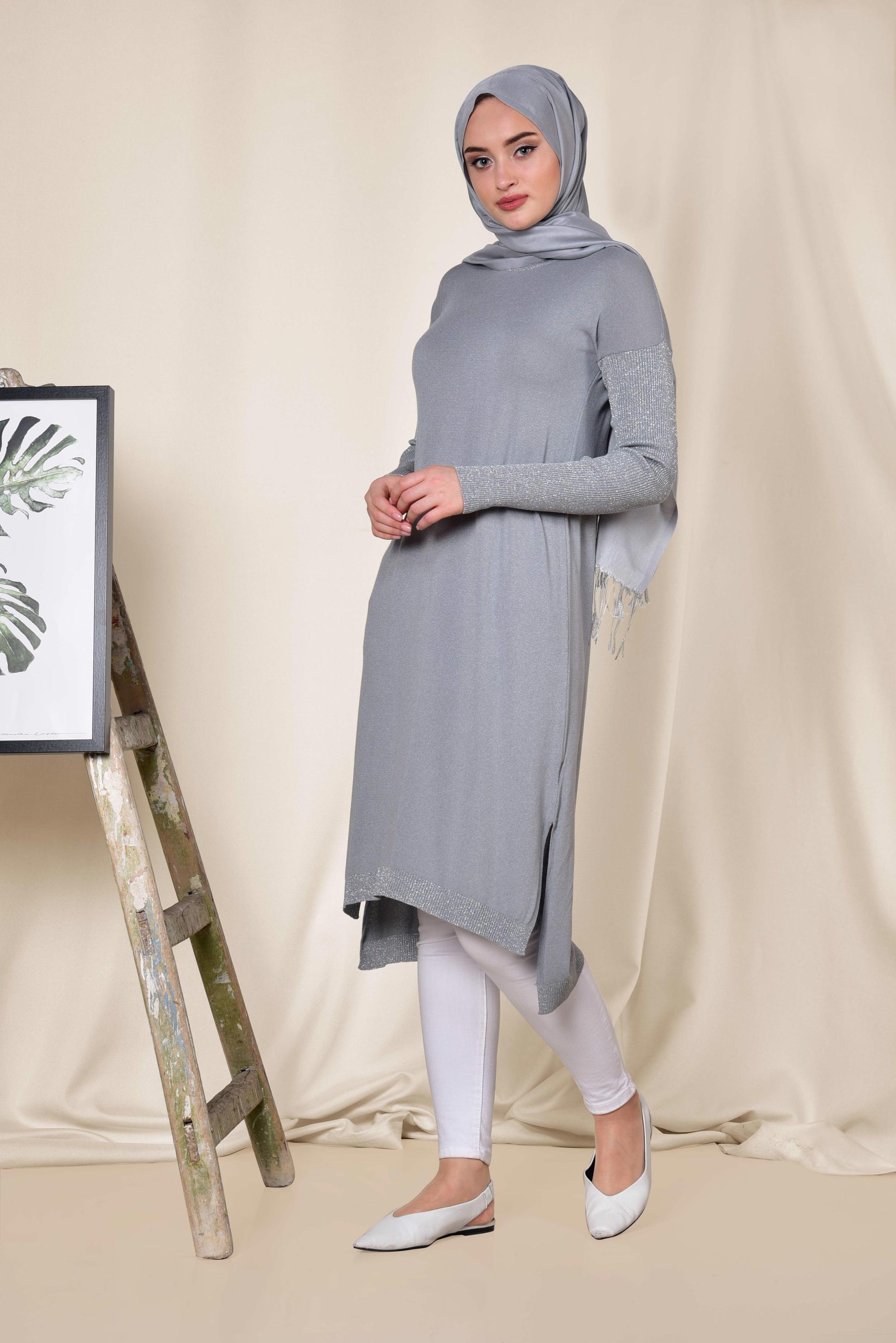 Tesettür giyim GRİ YANLARI YIRTMAÇLI SİMLİ TUNİK 4523