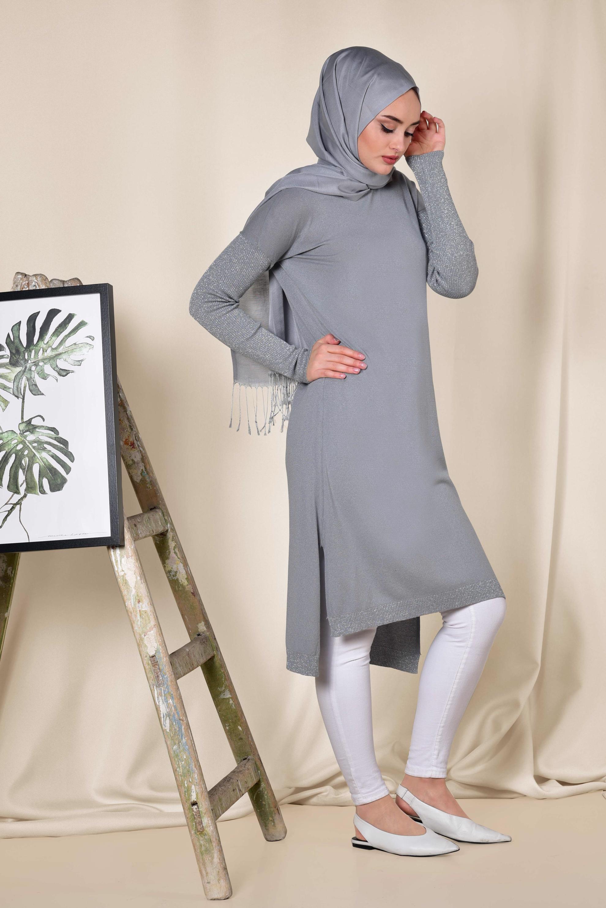 Tesettür giyim GRİ YANLARI YIRTMAÇLI SİMLİ TUNİK 4523