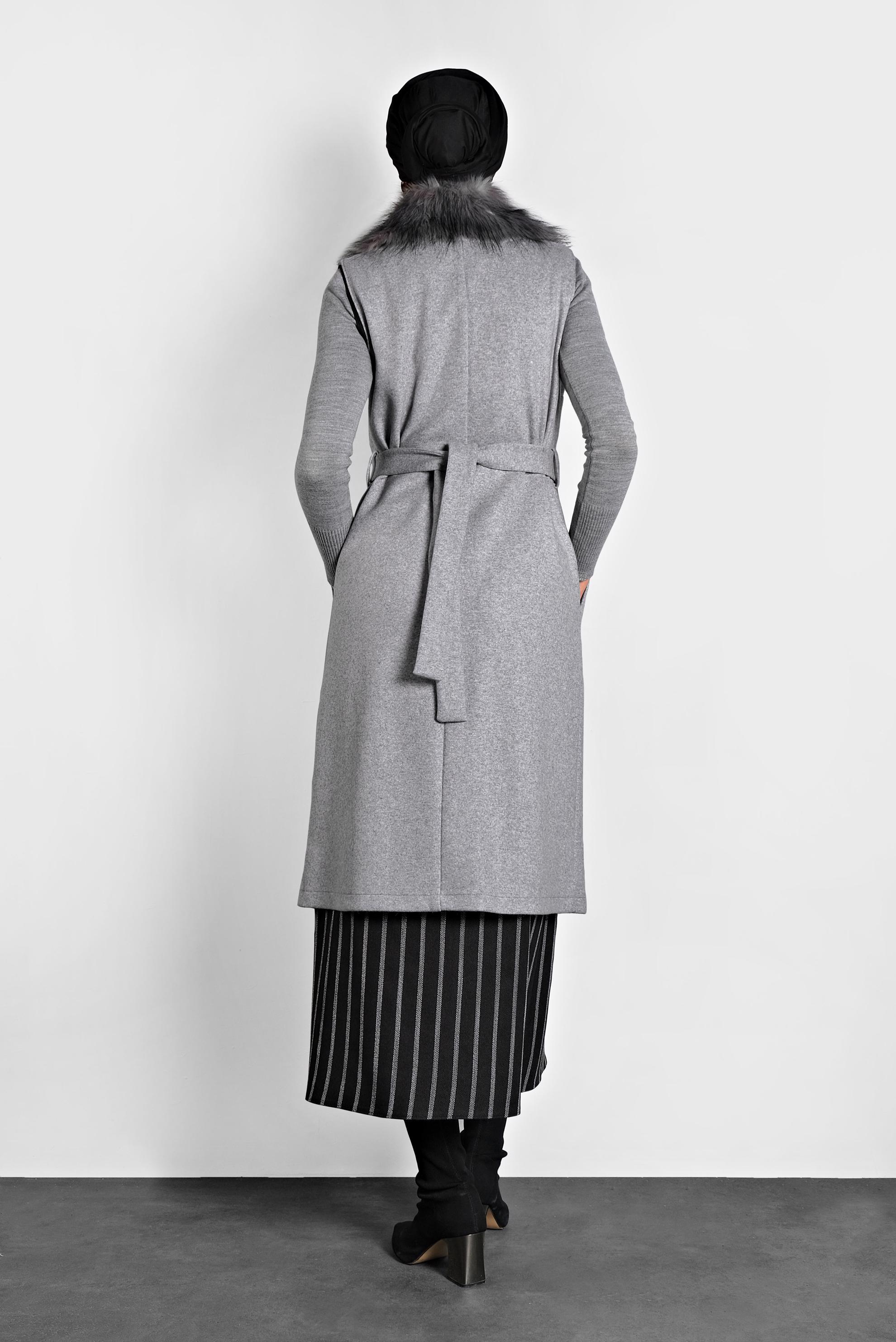 Tesettür giyim GRİ YAKASI KÜRKLÜ CEPLİ YELEK 40310