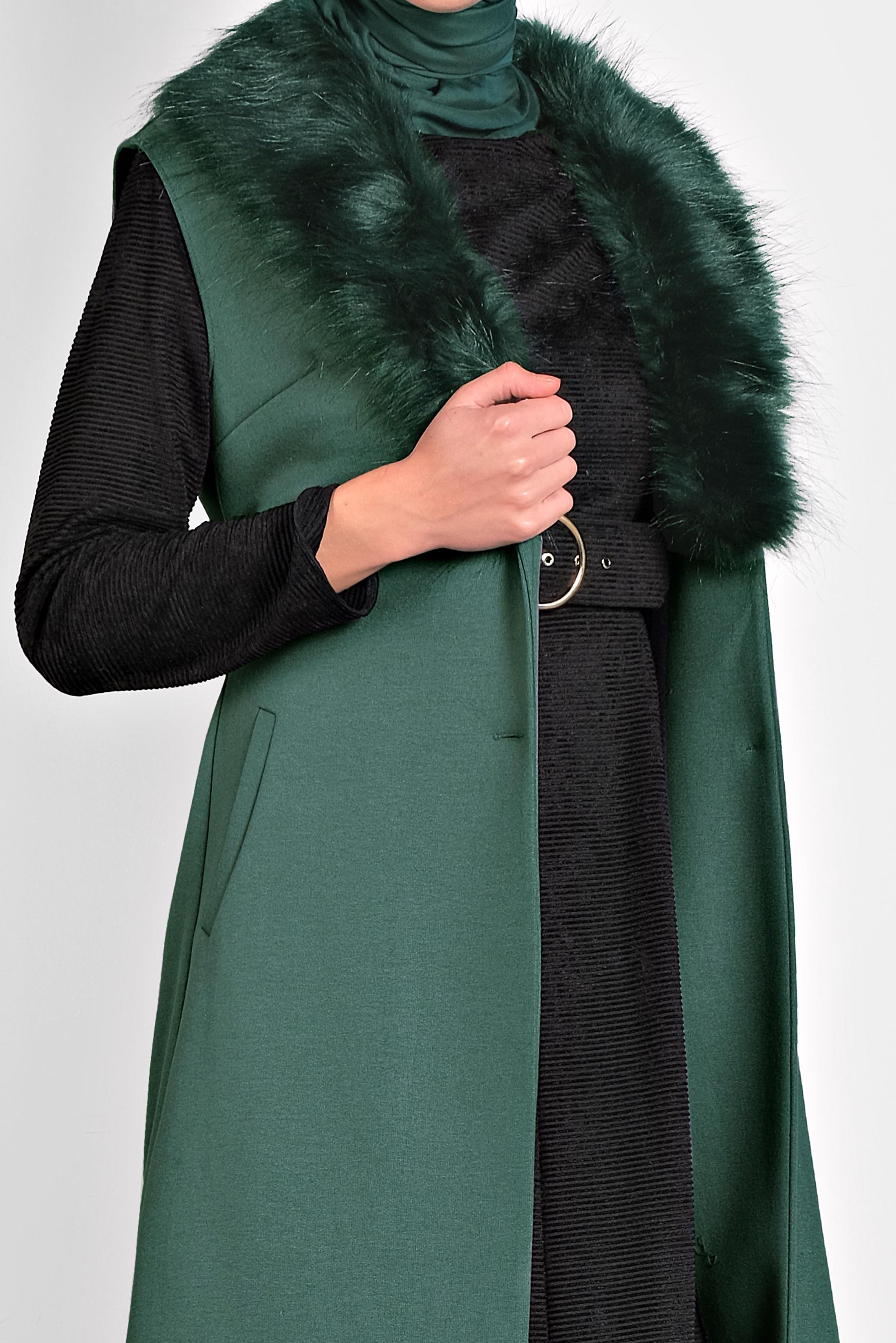 Tesettür giyim YEŞİL YAKASI KÜRKLÜ CEPLİ YELEK 40310