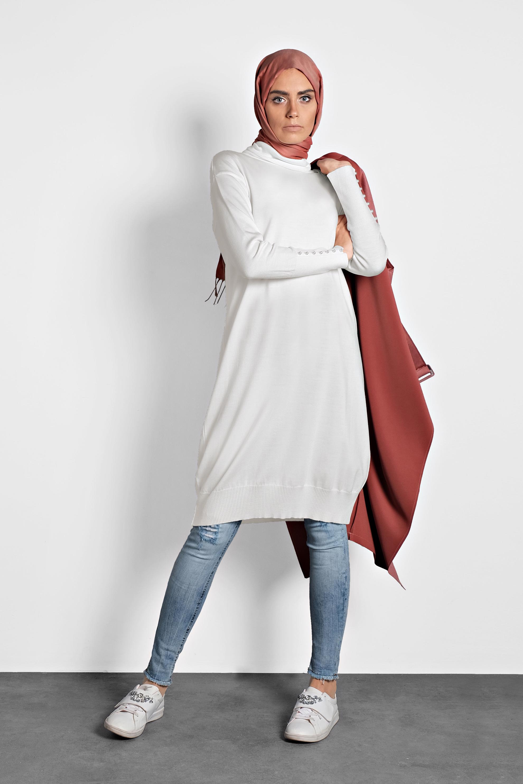 Tesettür giyim BEYAZ BALIKÇI YAKA KOLLARI İNCİ DETAYLI TRİKO TUNİK 40023 