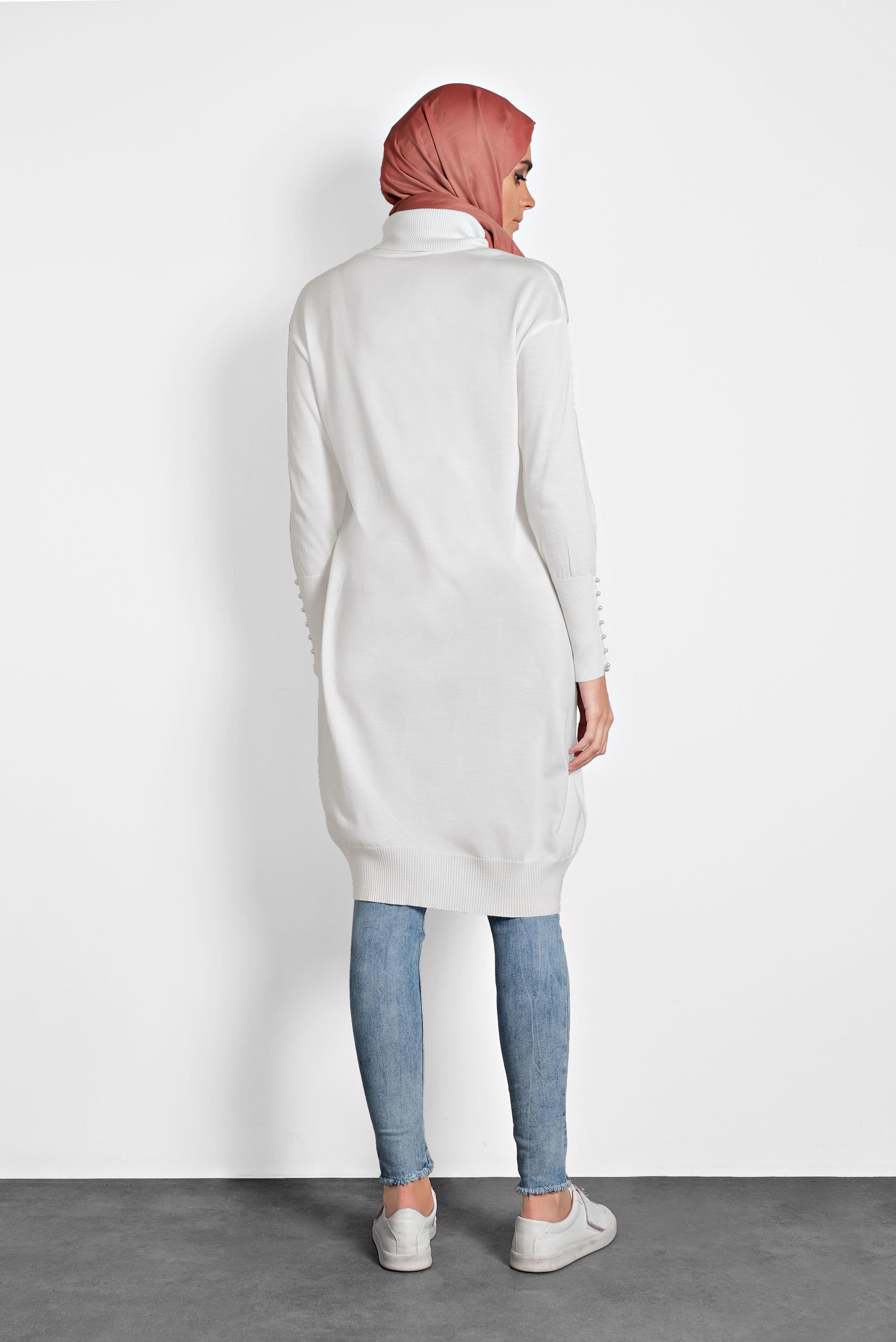 Tesettür giyim BEYAZ BALIKÇI YAKA KOLLARI İNCİ DETAYLI TRİKO TUNİK 40023 