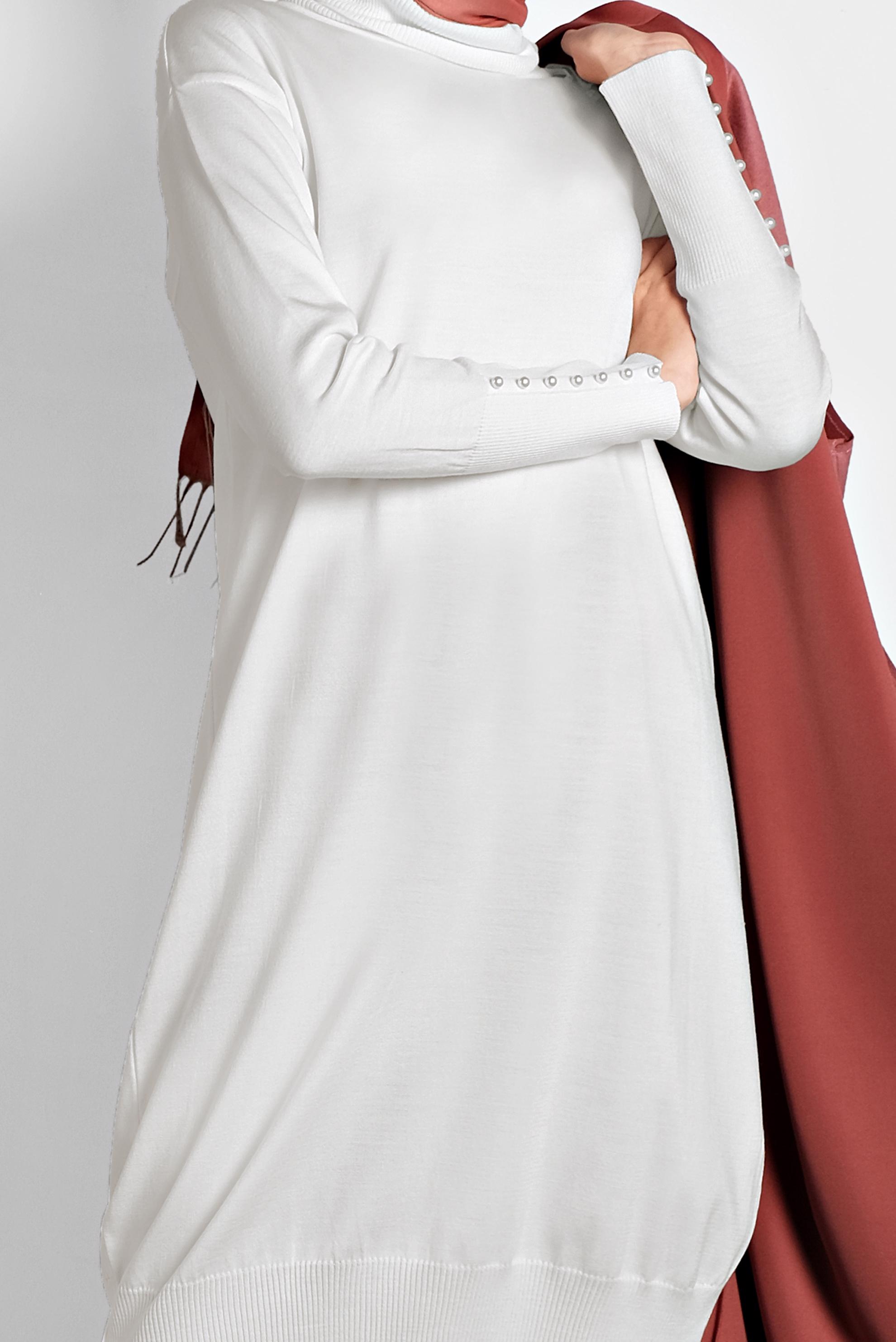 Tesettür giyim BEYAZ BALIKÇI YAKA KOLLARI İNCİ DETAYLI TRİKO TUNİK 40023 