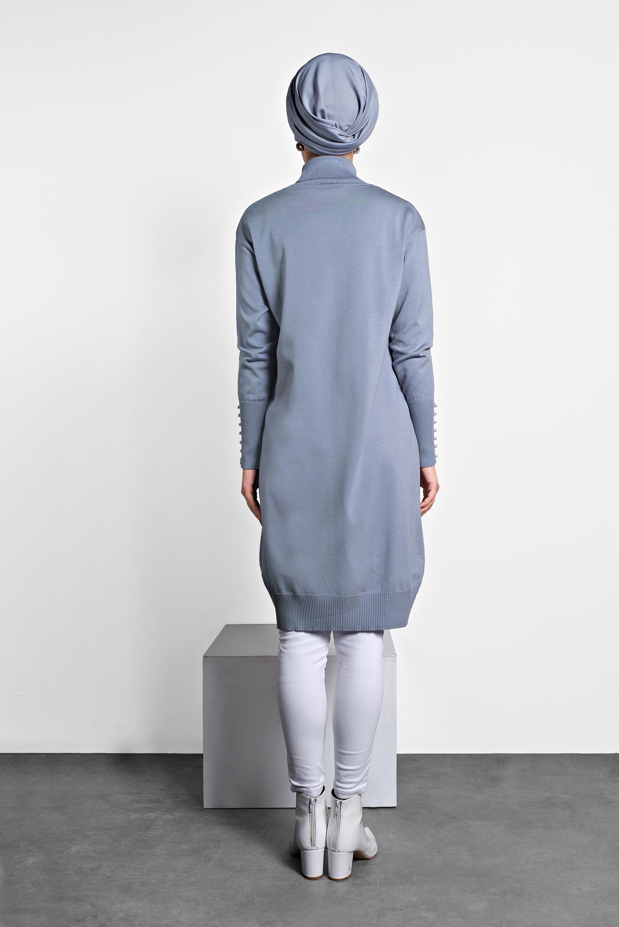 Tesettür giyim MAVİ BALIKÇI YAKA KOLLARI İNCİ DETAYLI TRİKO TUNİK 40023 