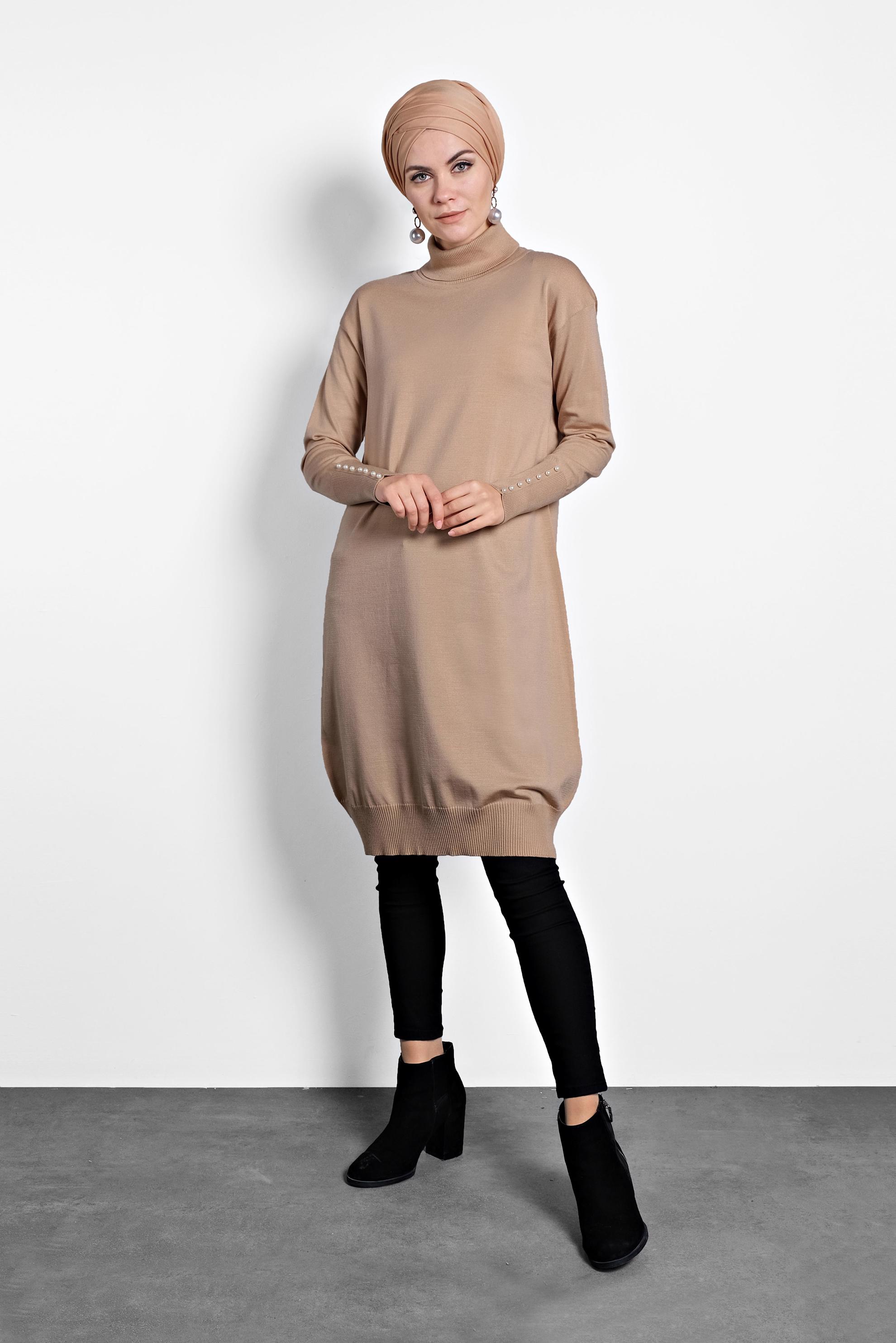 Tesettür giyim BEJ BALIKÇI YAKA KOLLARI İNCİ DETAYLI TRİKO TUNİK 40023 