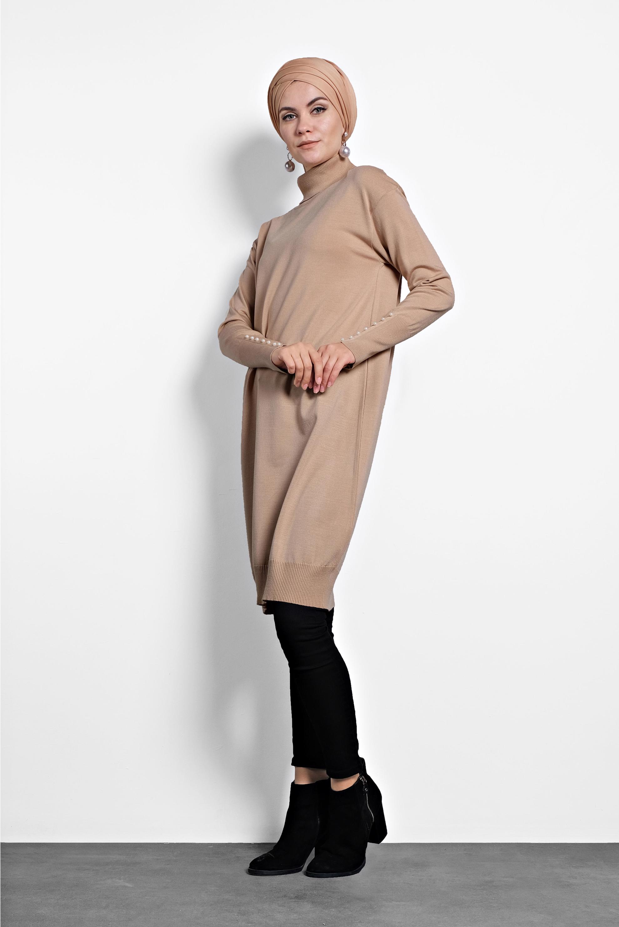 Tesettür giyim BEJ BALIKÇI YAKA KOLLARI İNCİ DETAYLI TRİKO TUNİK 40023 
