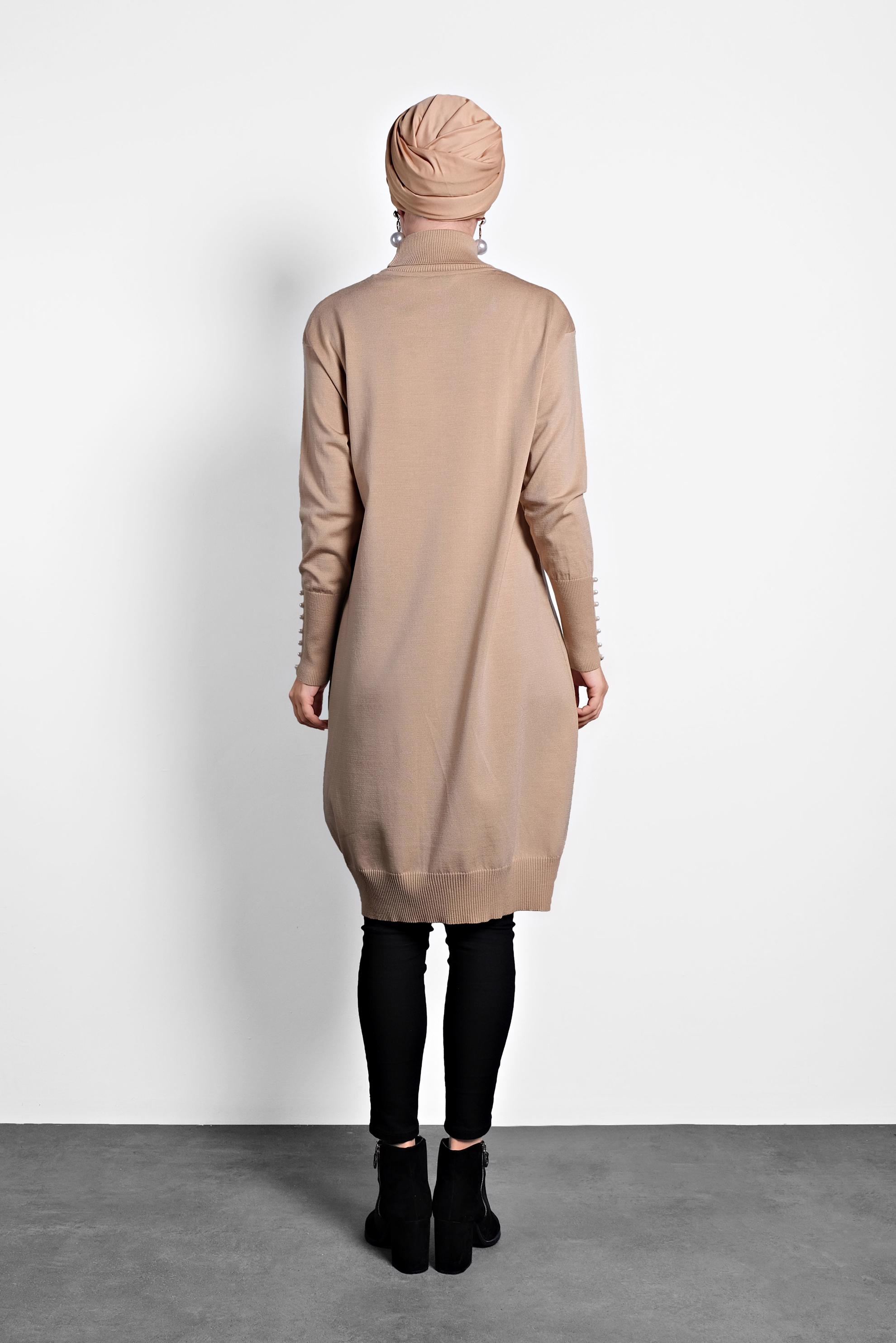 Tesettür giyim BEJ BALIKÇI YAKA KOLLARI İNCİ DETAYLI TRİKO TUNİK 40023 