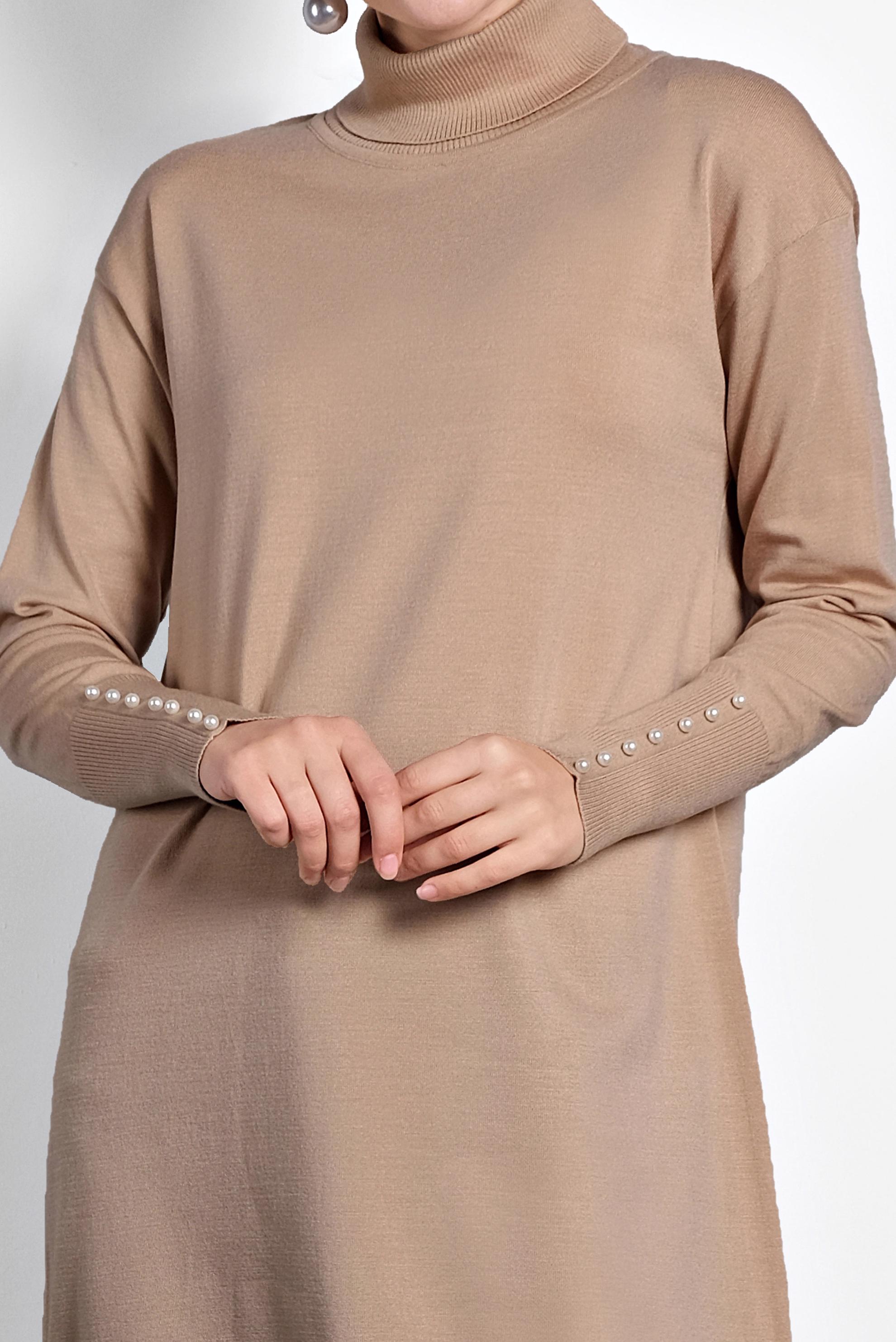 Tesettür giyim BEJ BALIKÇI YAKA KOLLARI İNCİ DETAYLI TRİKO TUNİK 40023 