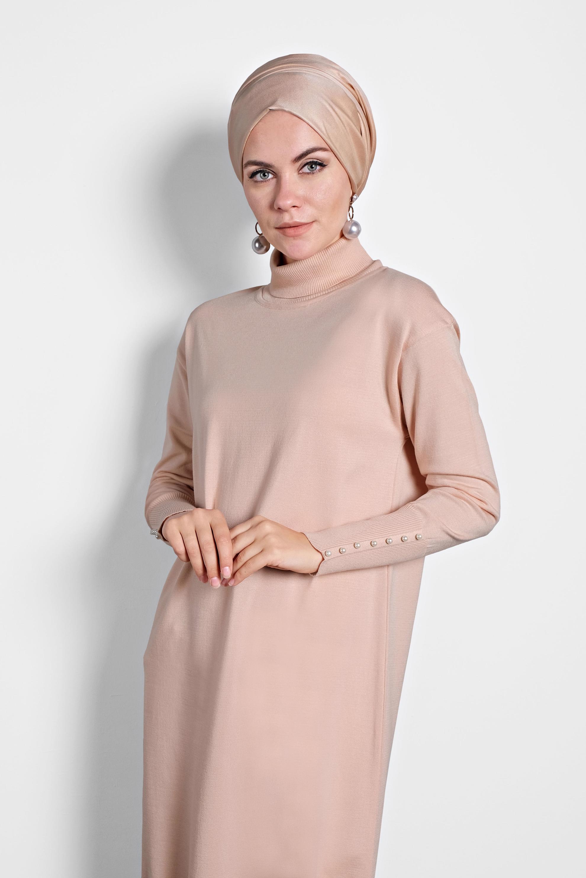 Tesettür giyim PUDRA BALIKÇI YAKA KOLLARI İNCİ DETAYLI TRİKO TUNİK 40023 
