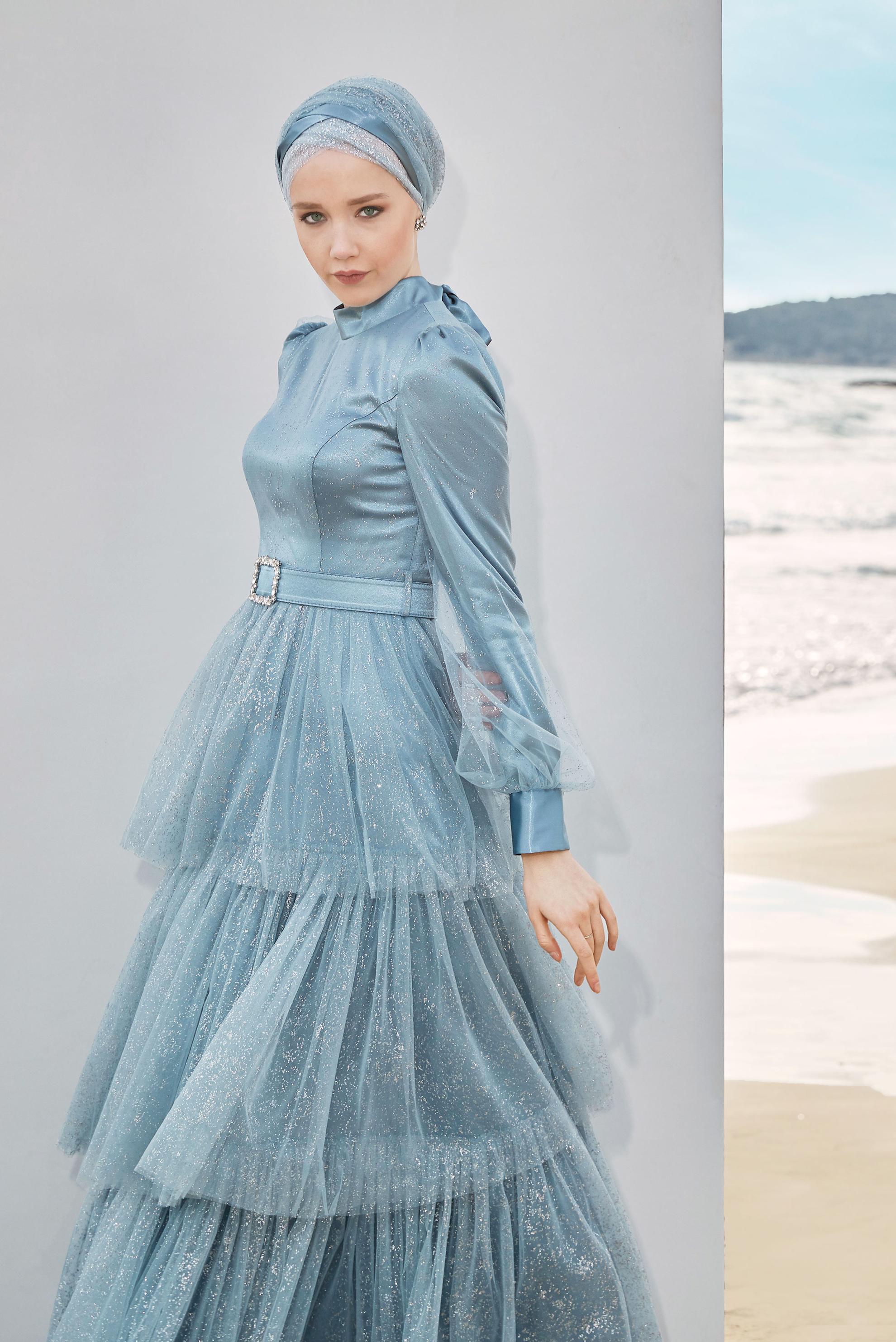 Tesettür giyim MAVİ BELİ KEMERLİ TÜL DETAYLI PARLAK ELBİSE 50024