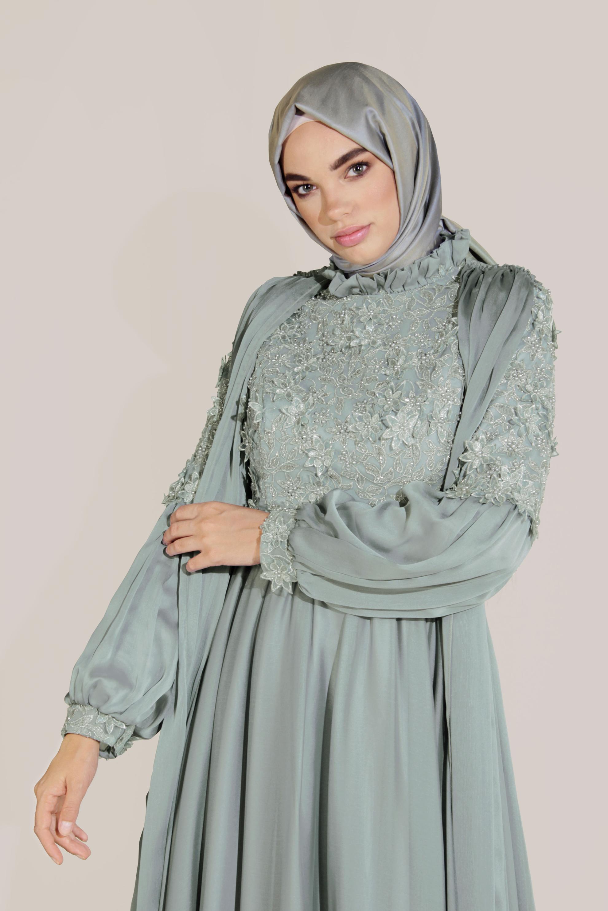 Tesettür giyim GRİ ÇİÇEK İŞLEMELİ FIRFIR YAKA PARLAK KUMAŞ ABİYE 50054