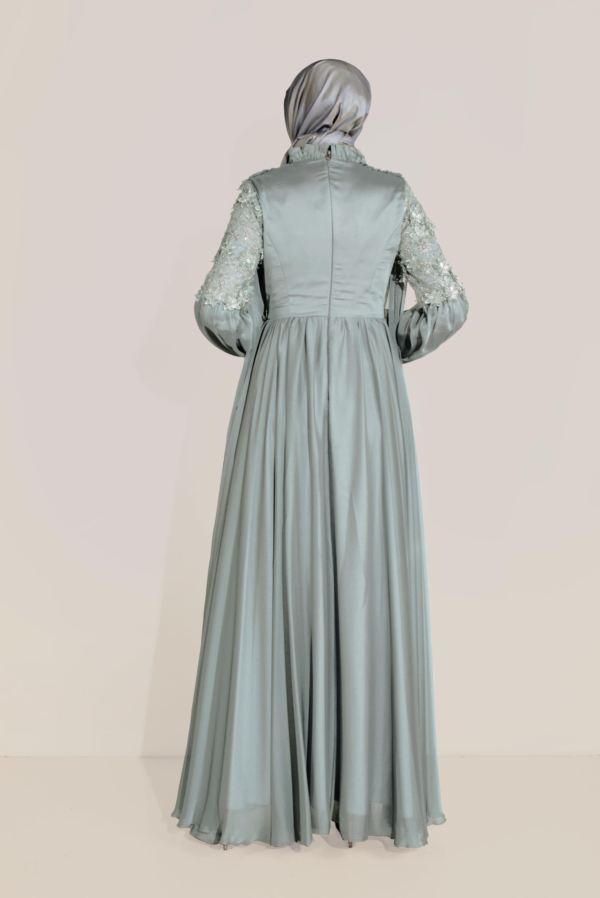 Tesettür giyim GRİ ÇİÇEK İŞLEMELİ FIRFIR YAKA PARLAK KUMAŞ ABİYE 50054