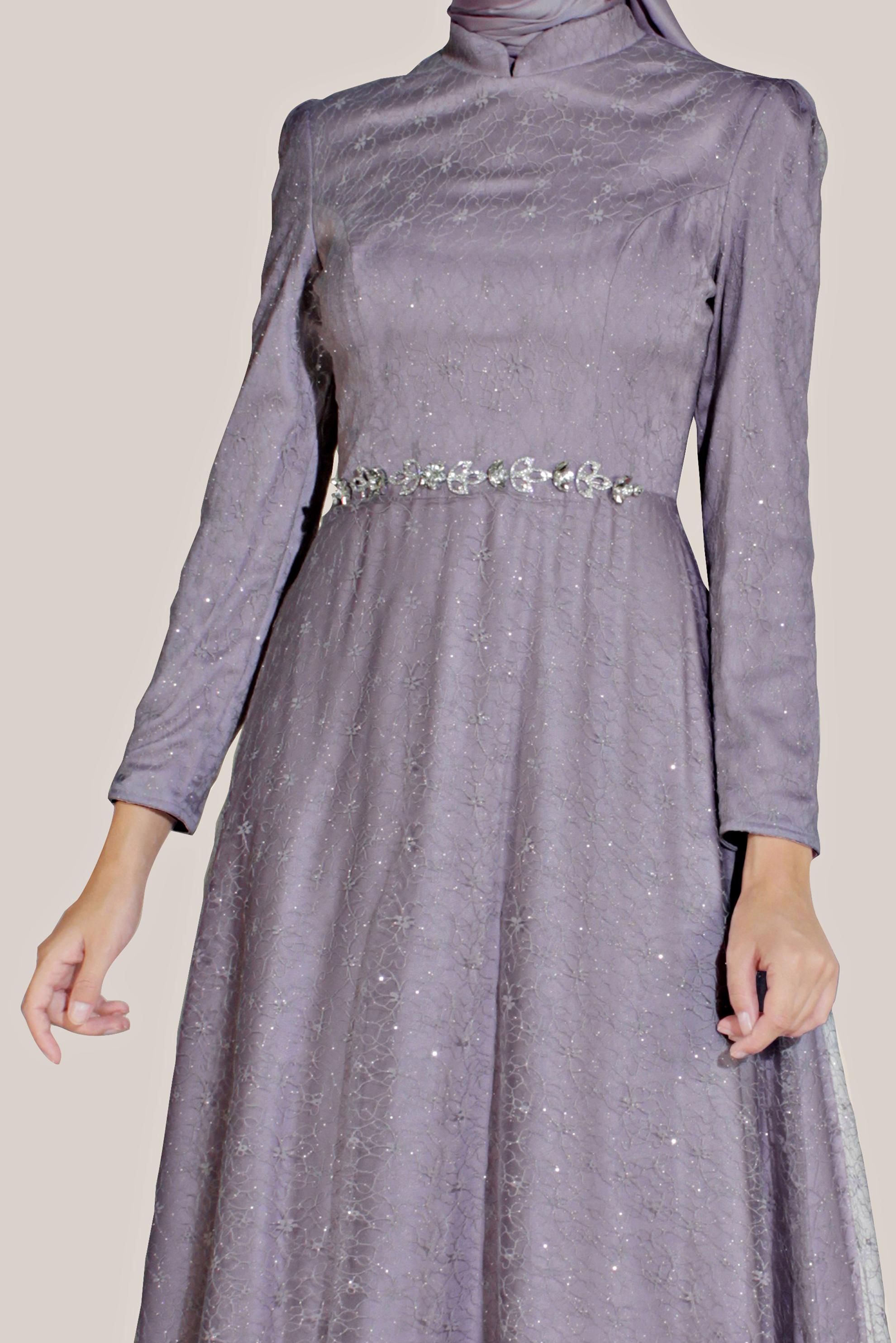 Tesettür giyim MOR TÜL DETAYLI SİMLİ HAKİM YAKA ABİYE 50066