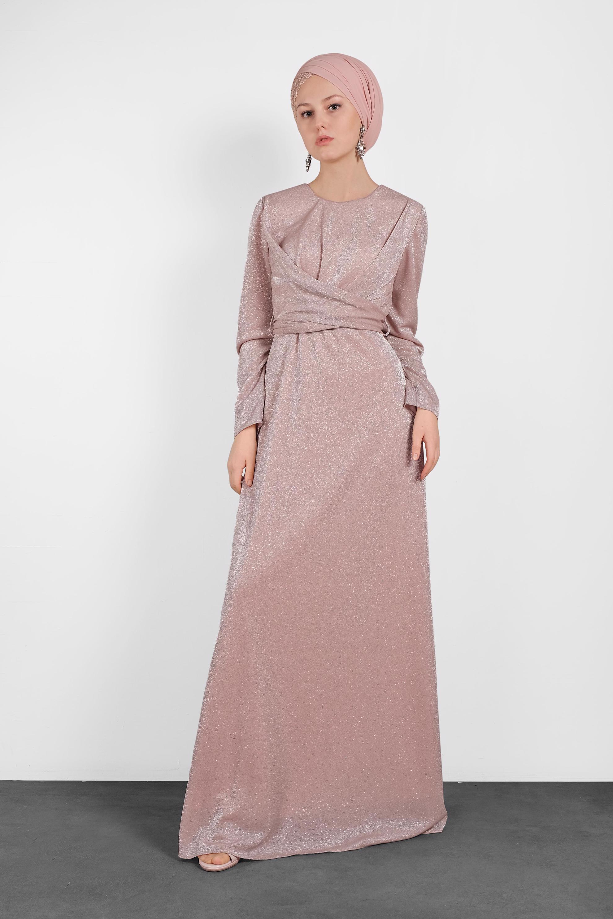 Tesettür giyim PUDRA BELİ KUŞAKLI SİMLİ ABİYE ELBİSE 5575