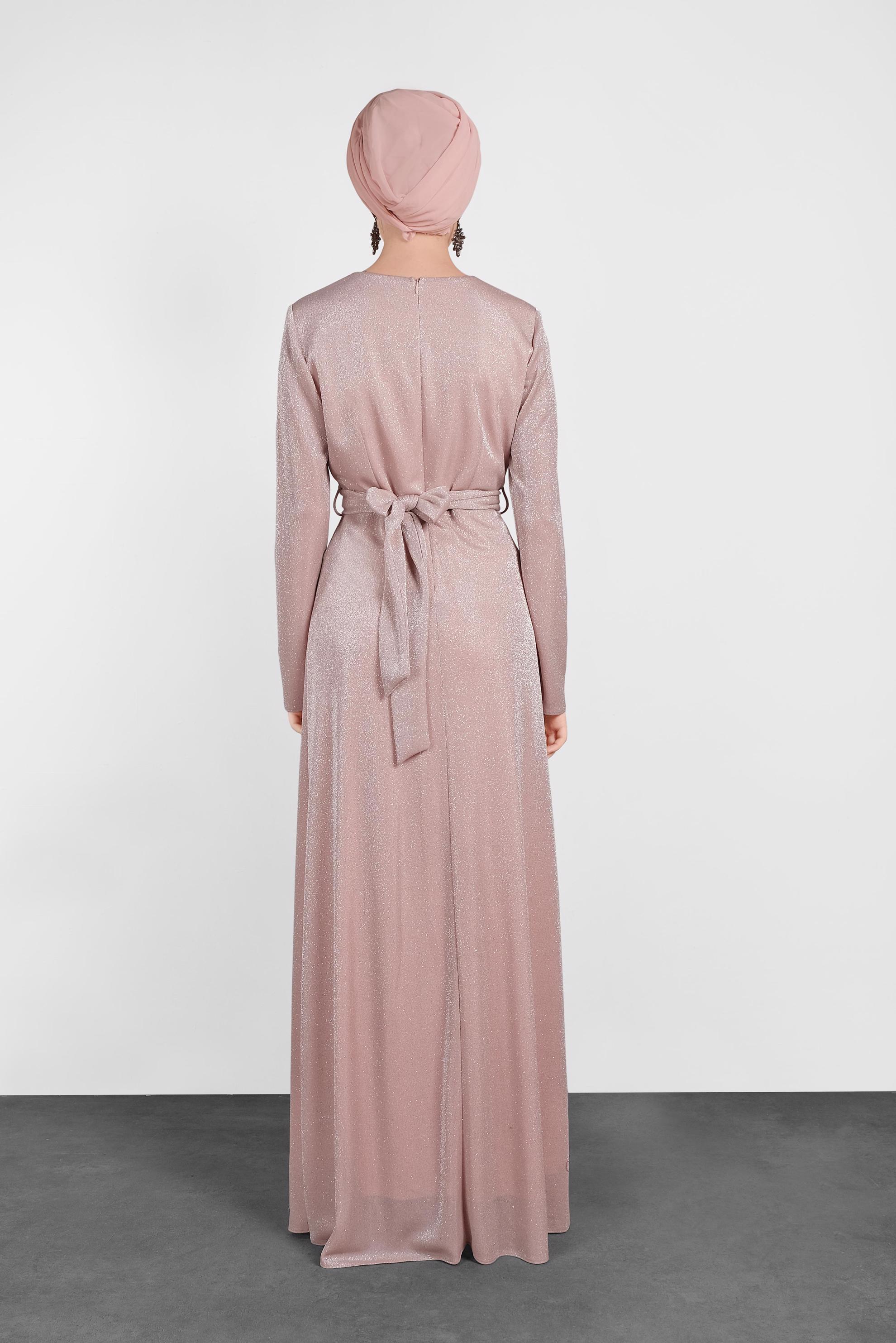 Tesettür giyim PUDRA BELİ KUŞAKLI SİMLİ ABİYE ELBİSE 5575