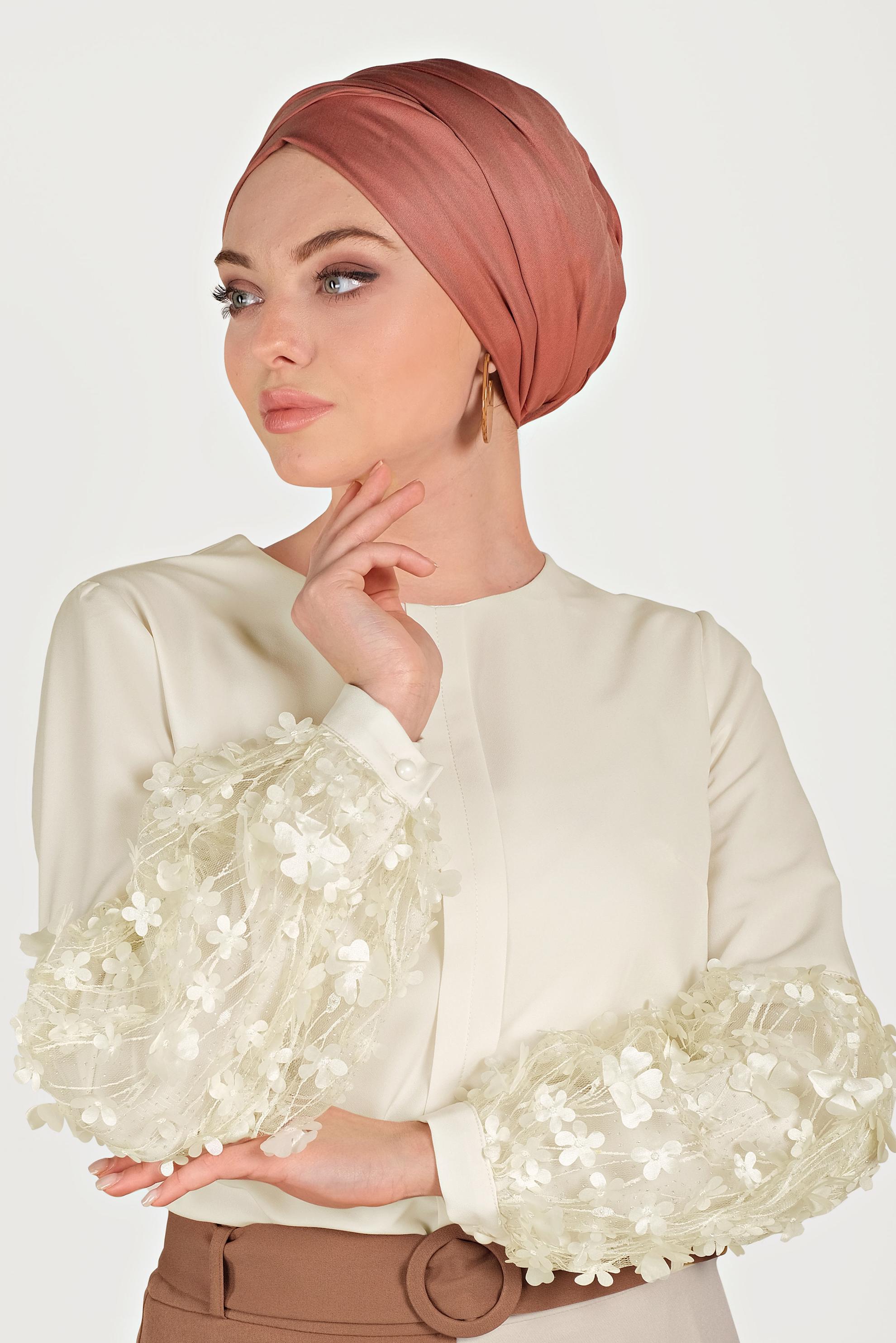 Tesettür giyim EKRU ÜÇ BOYUTLU ÇİÇEK DETAYLI BLUZ 40532