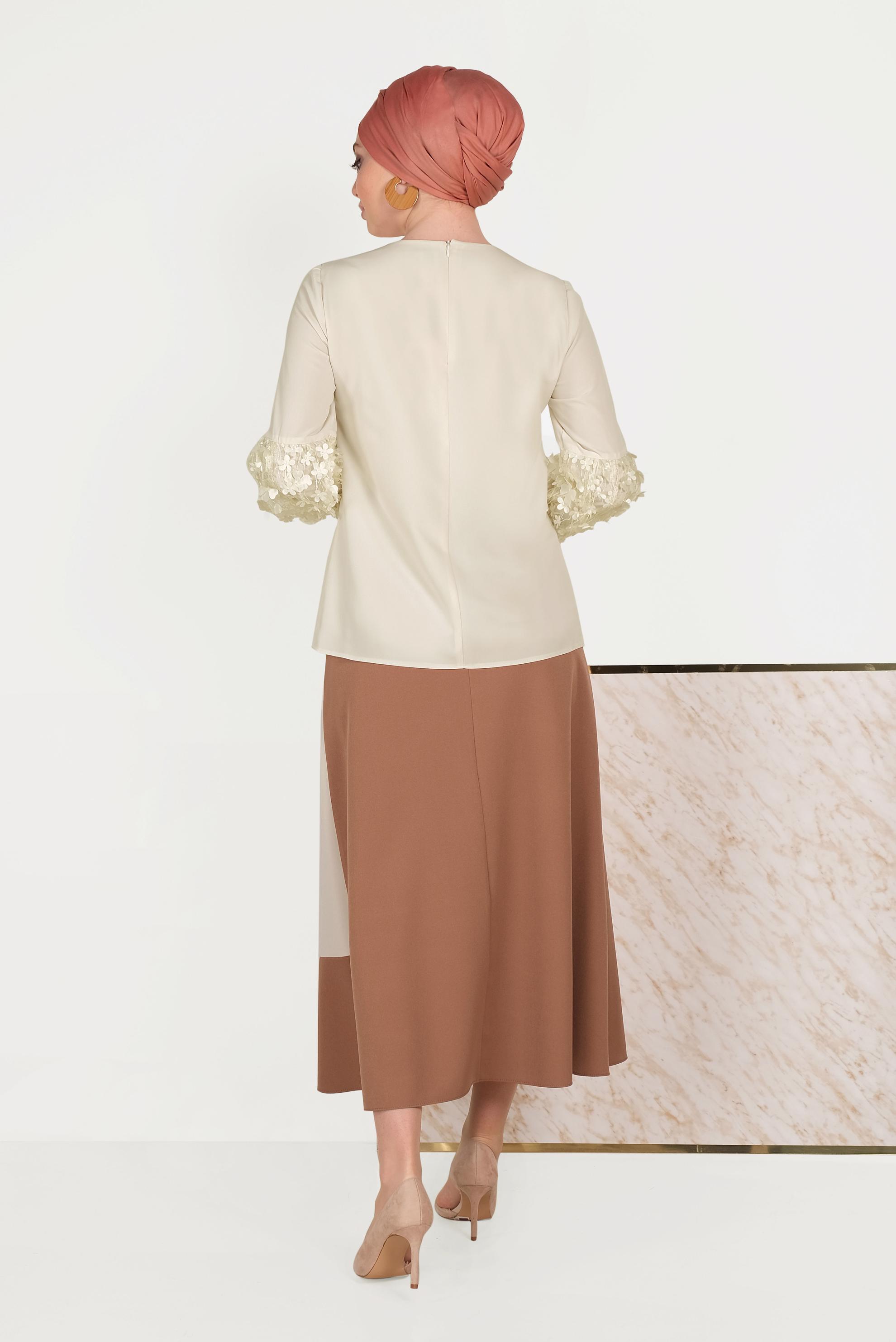 Tesettür giyim EKRU ÜÇ BOYUTLU ÇİÇEK DETAYLI BLUZ 40532