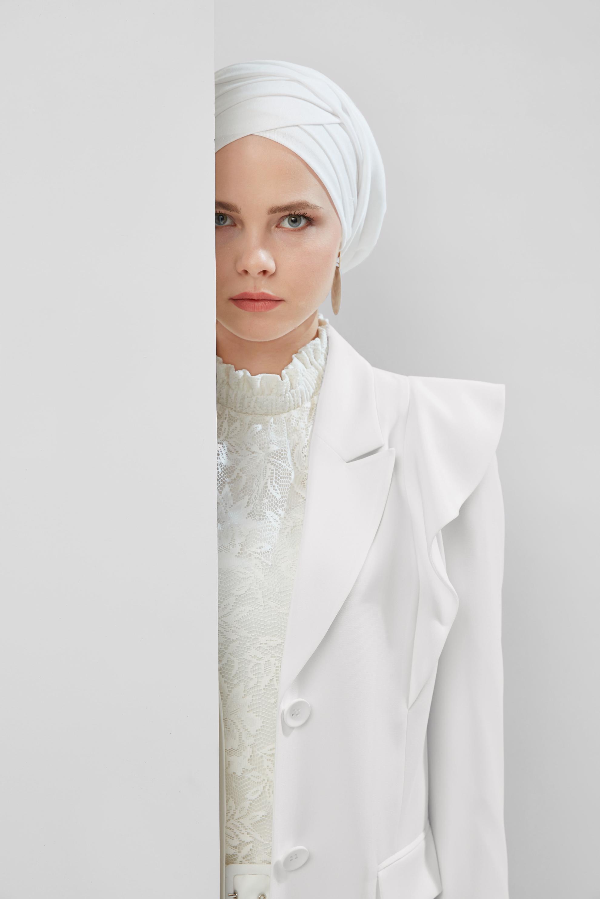 Tesettür giyim BEYAZ  KRUVAZE YAKA OMUZLARI VOLANLI CEKET 40579 