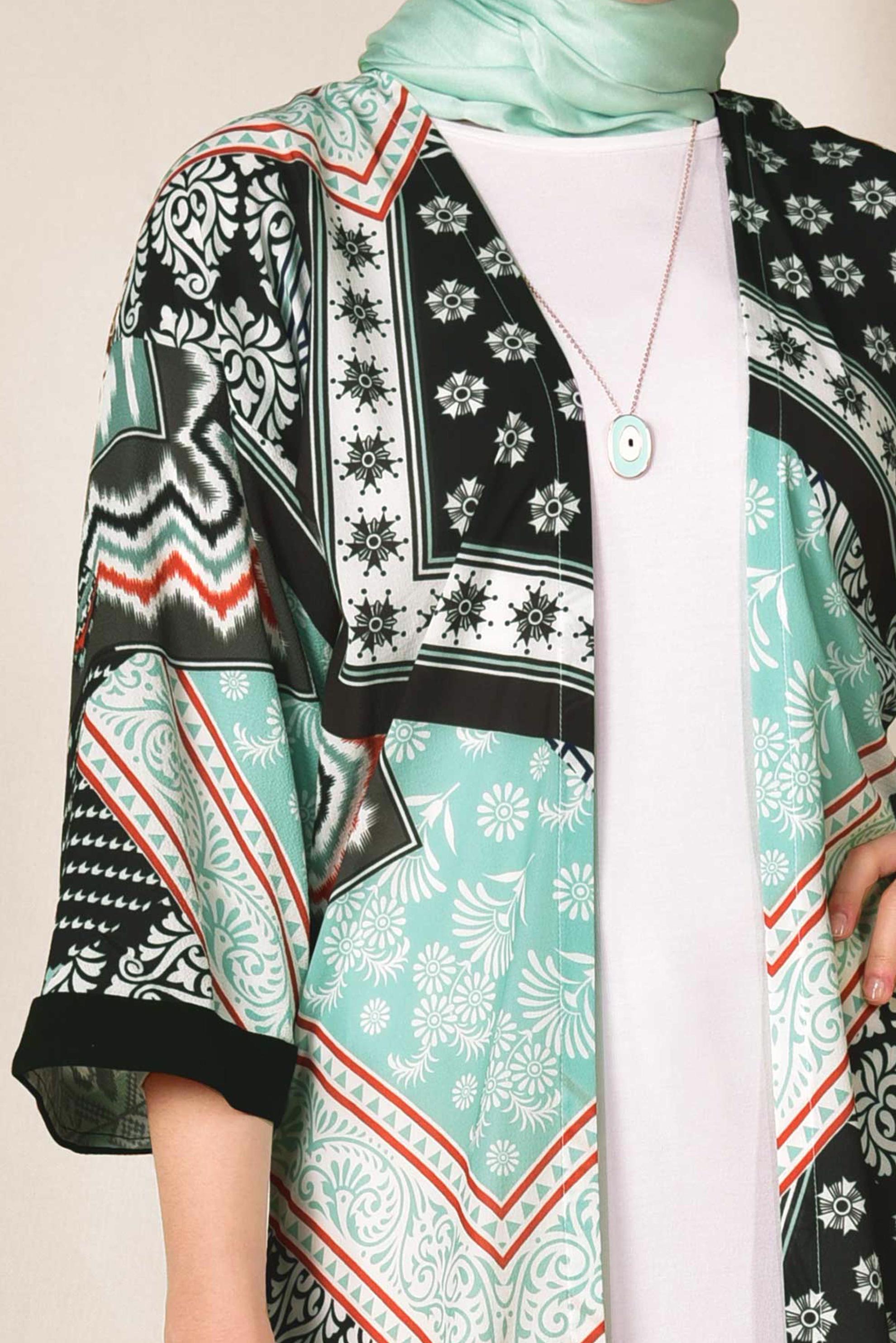 Tesettür giyim YEŞİL ETEK UCU PÜSKÜLLÜ DESENLİ KİMONO 4936