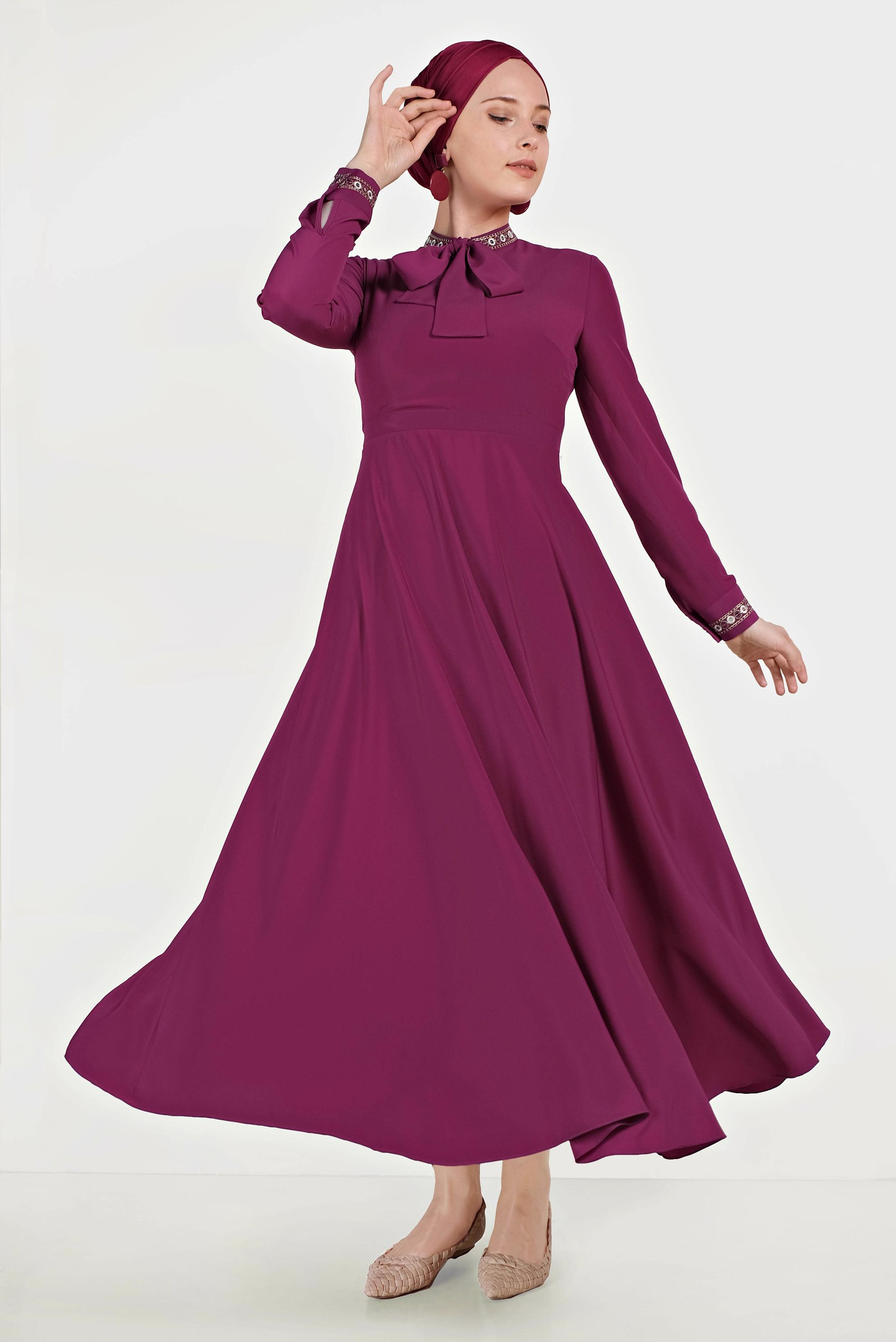 Tesettür giyim MOR BOYUNDAN BAĞLAMALI NAKIŞLI ELBİSE 40231	