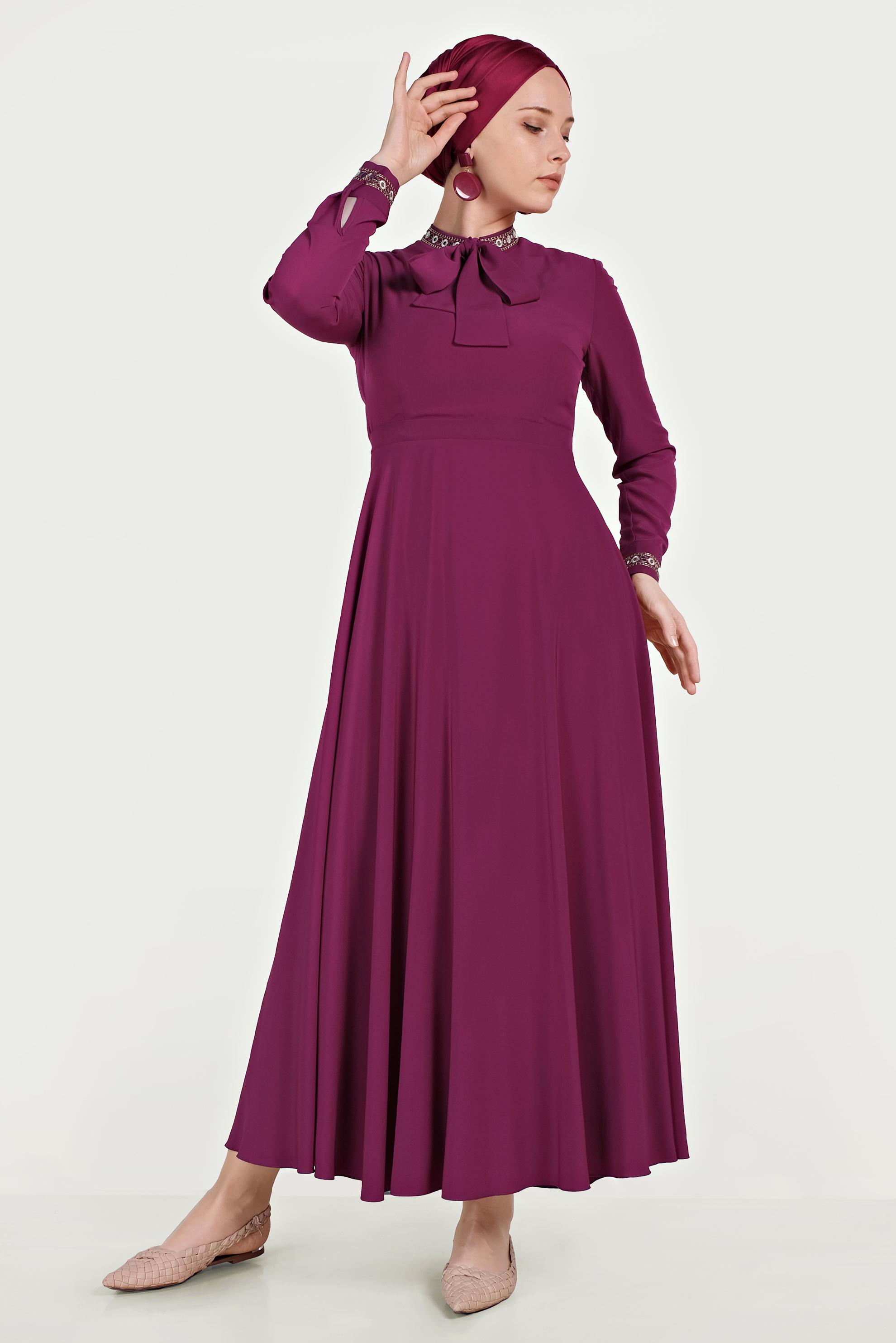 Tesettür giyim MOR BOYUNDAN BAĞLAMALI NAKIŞLI ELBİSE 40231	