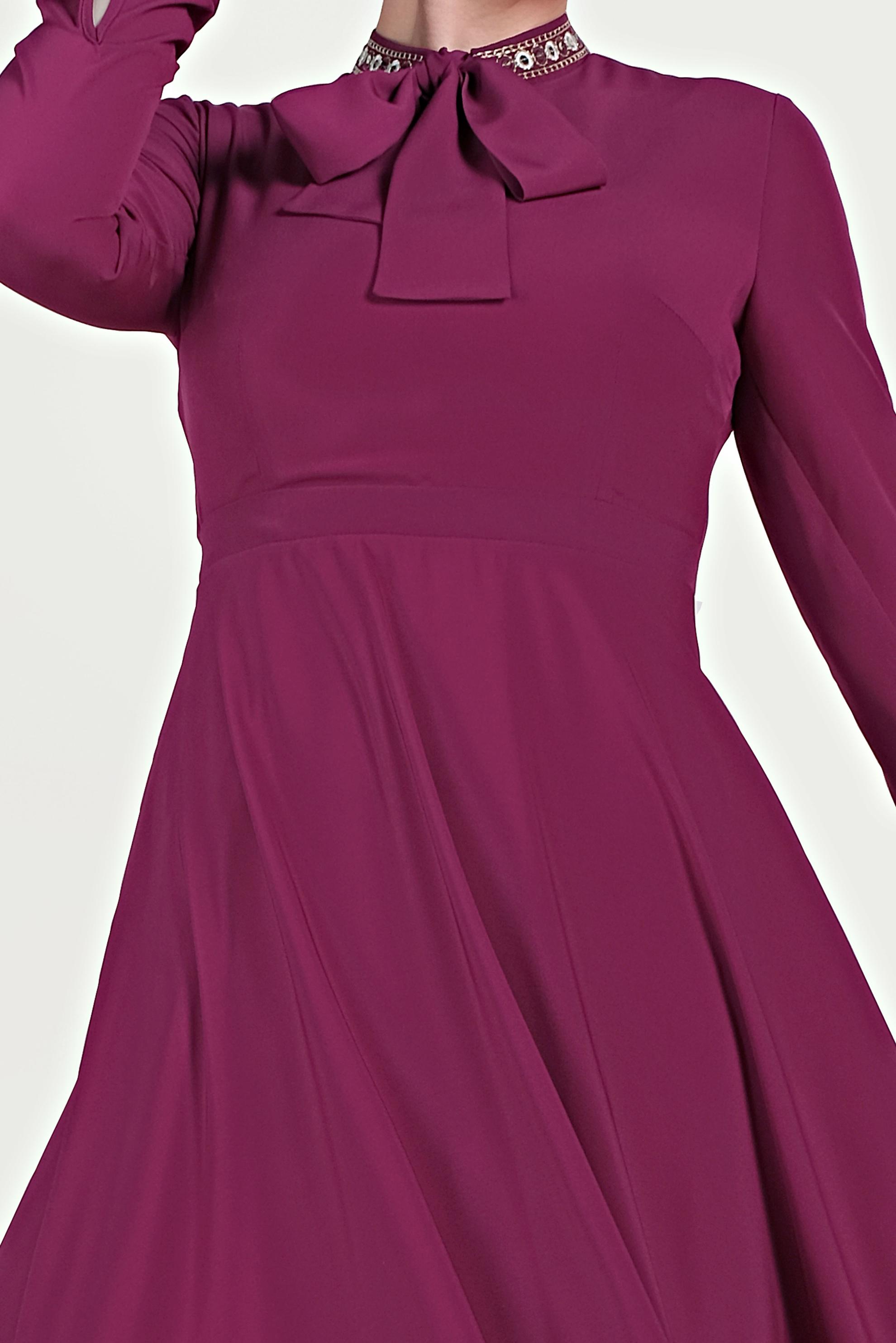 Tesettür giyim MOR BOYUNDAN BAĞLAMALI NAKIŞLI ELBİSE 40231	