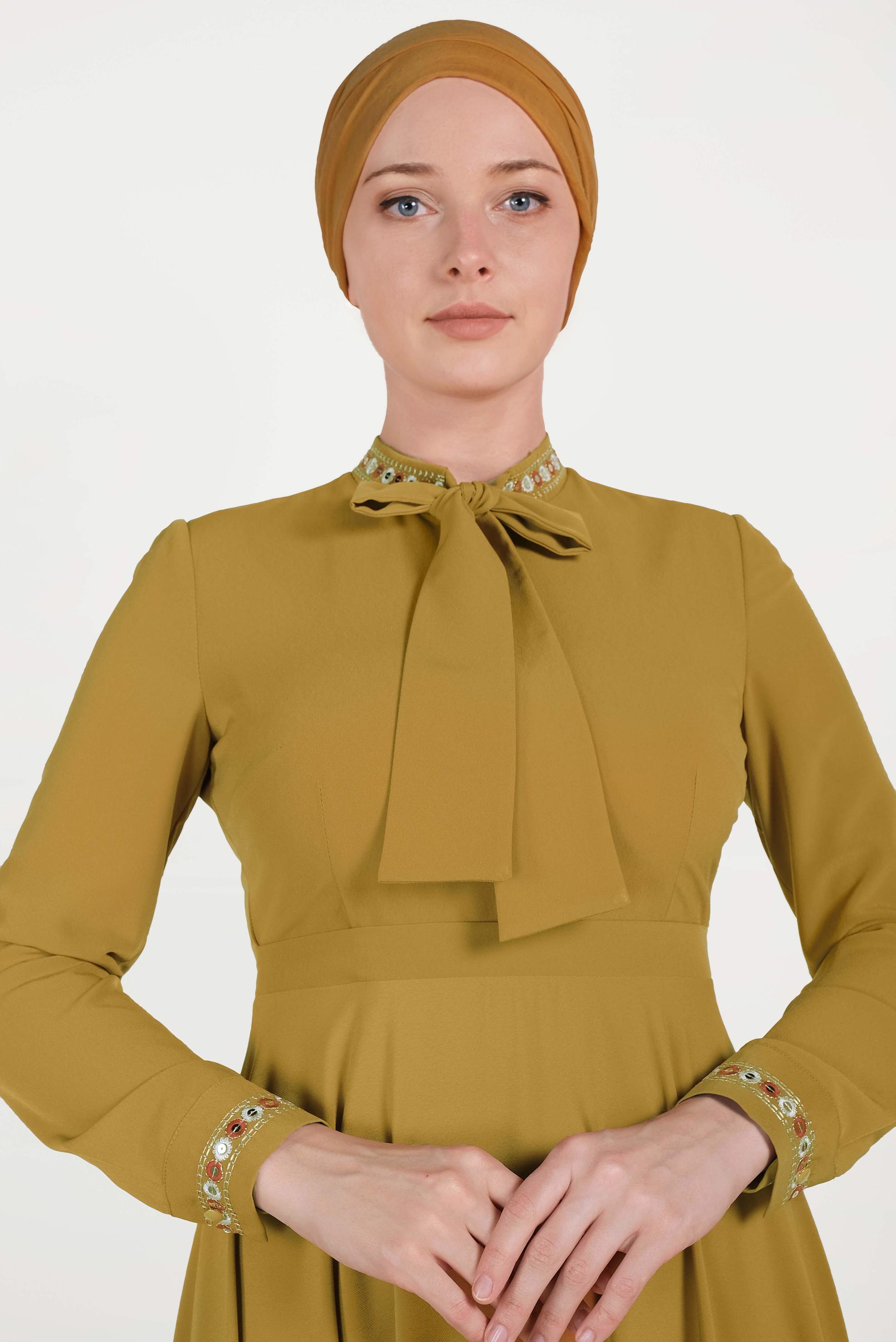 Tesettür giyim SARI BOYUNDAN BAĞLAMALI NAKIŞLI ELBİSE 40231	