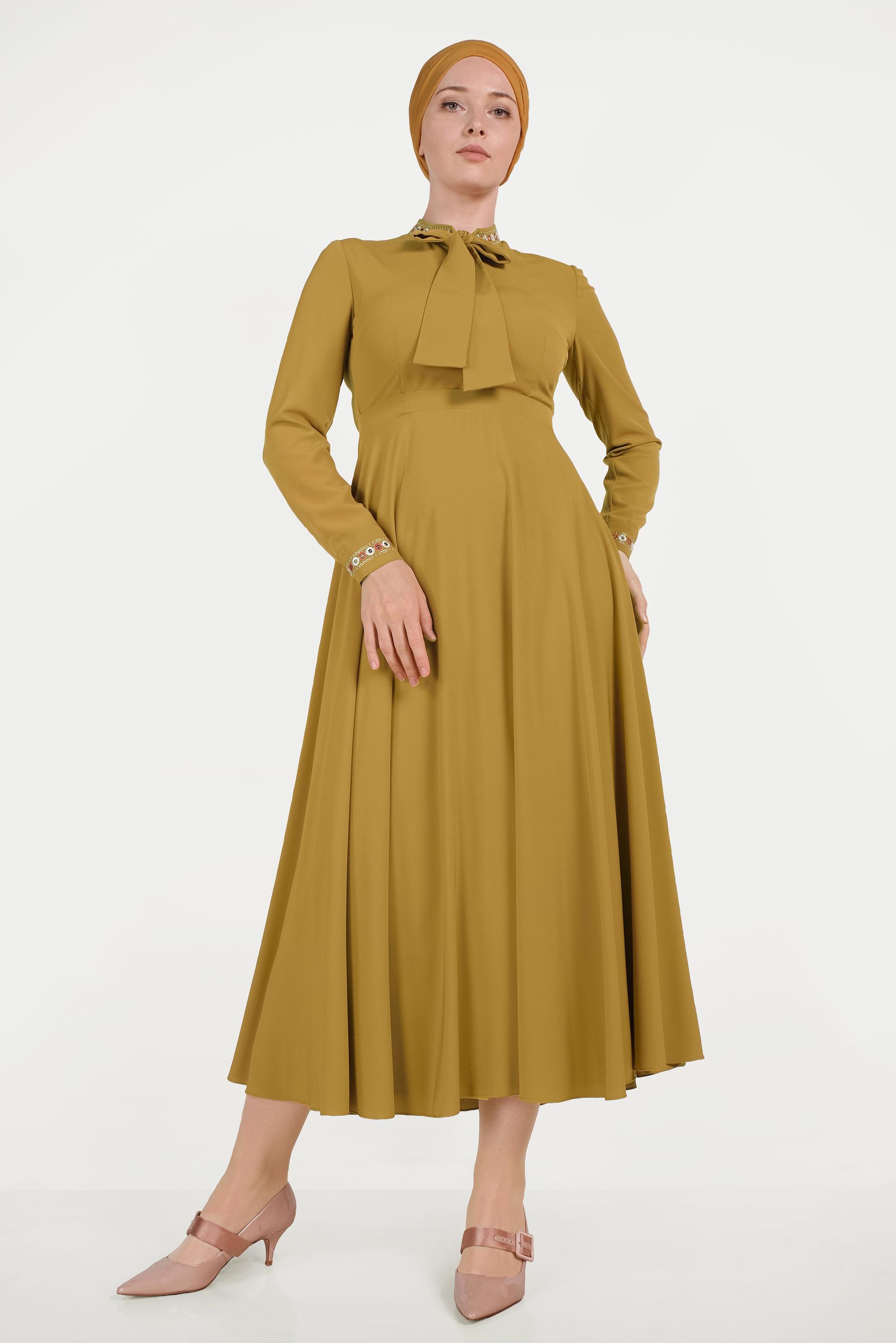 Tesettür giyim SARI BOYUNDAN BAĞLAMALI NAKIŞLI ELBİSE 40231	