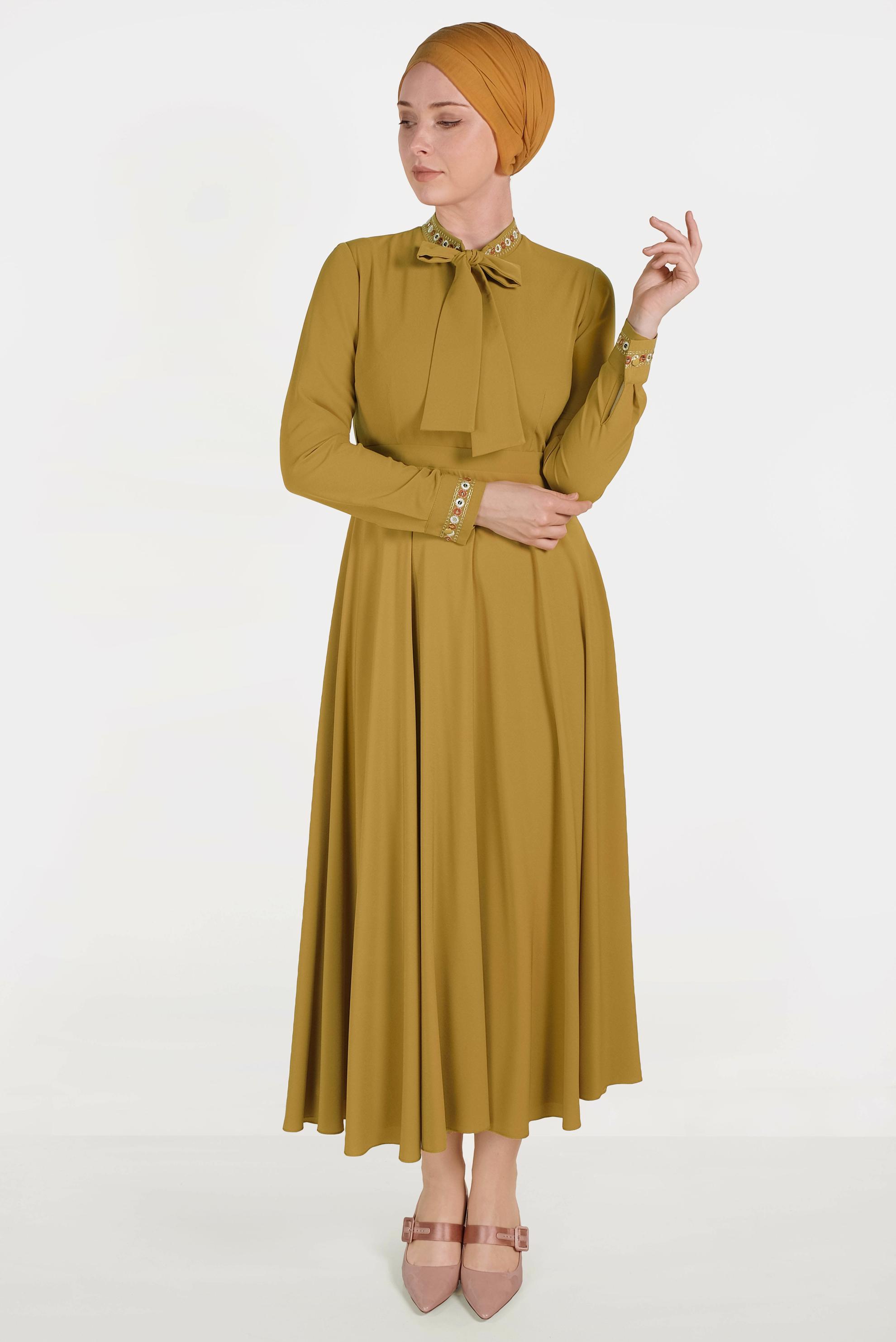 Tesettür giyim SARI BOYUNDAN BAĞLAMALI NAKIŞLI ELBİSE 40231	