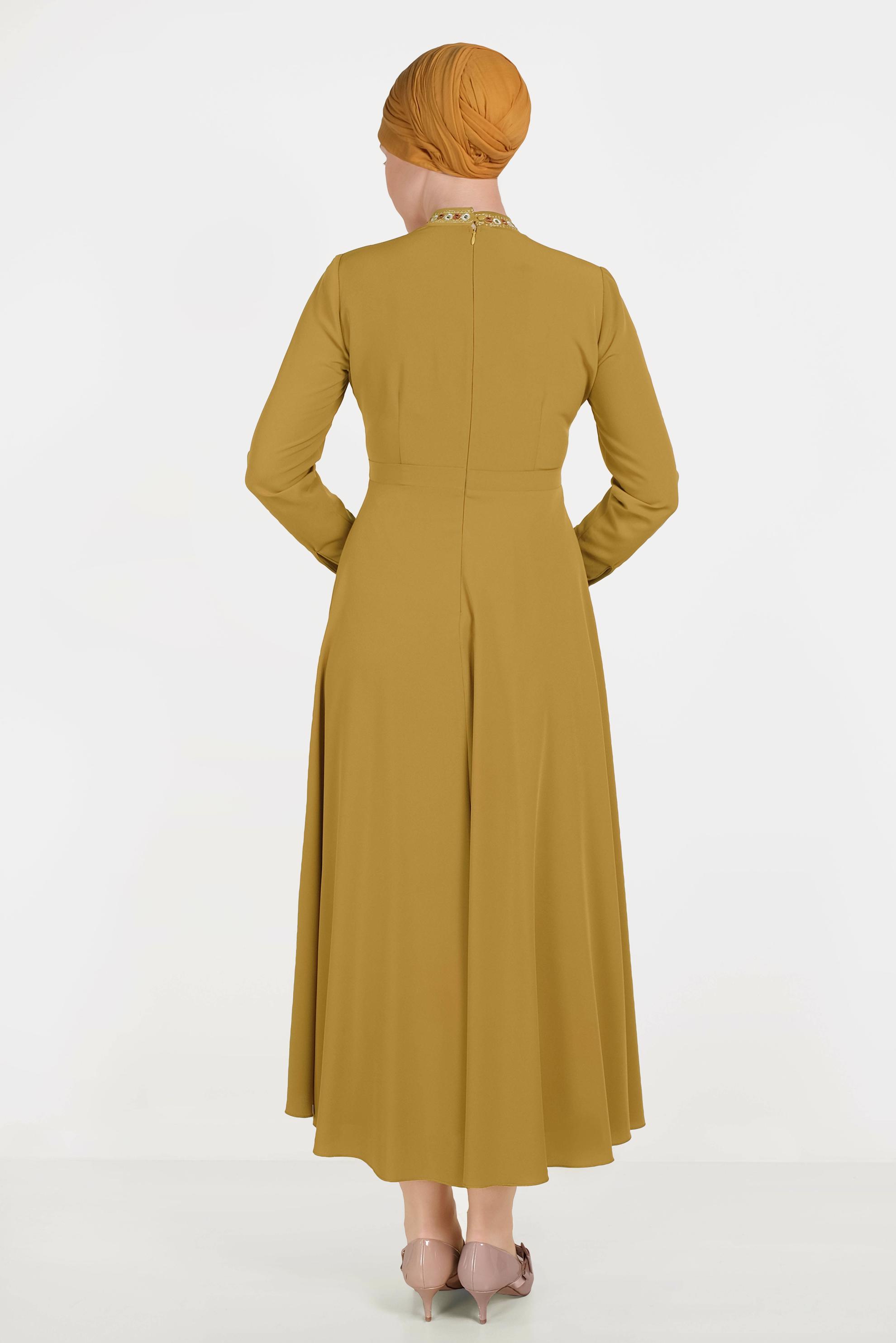 Tesettür giyim SARI BOYUNDAN BAĞLAMALI NAKIŞLI ELBİSE 40231	