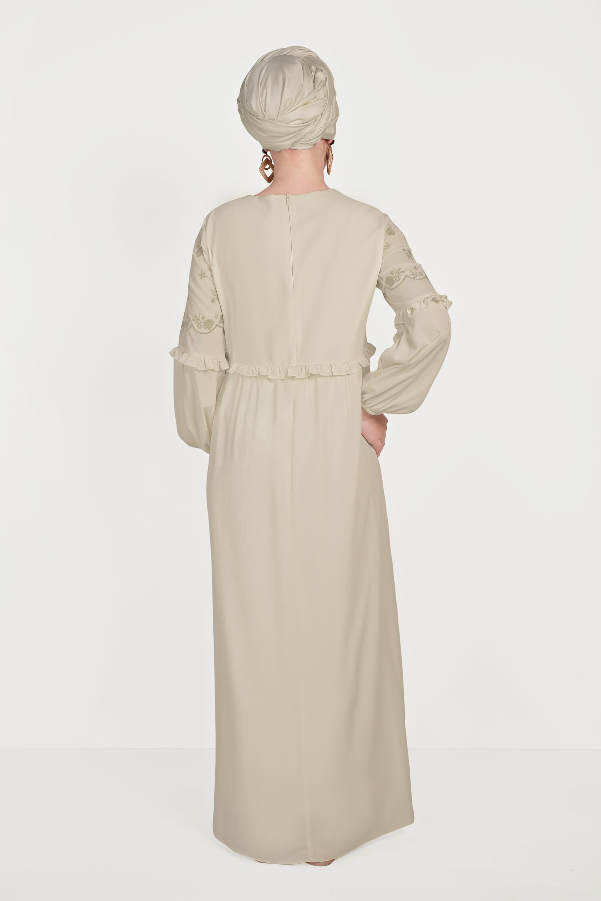 Tesettür giyim EKRU NAKIŞ DETAYLI ELBİSE 40500