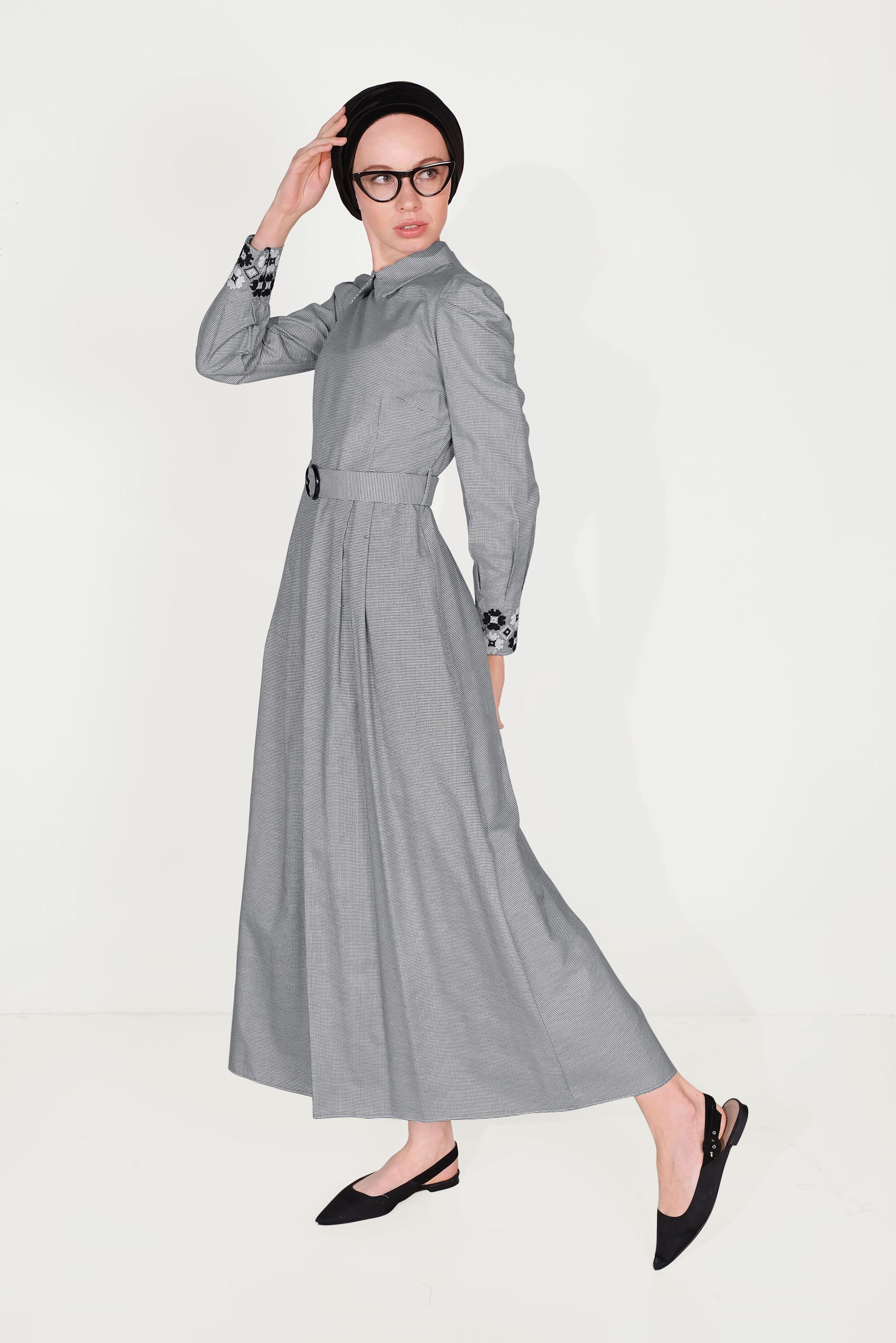 Tesettür giyim SİYAH PAMUKLU KAZAYAĞI DESENLİ NAKIŞ DETAYLI ELBİSE 40520 