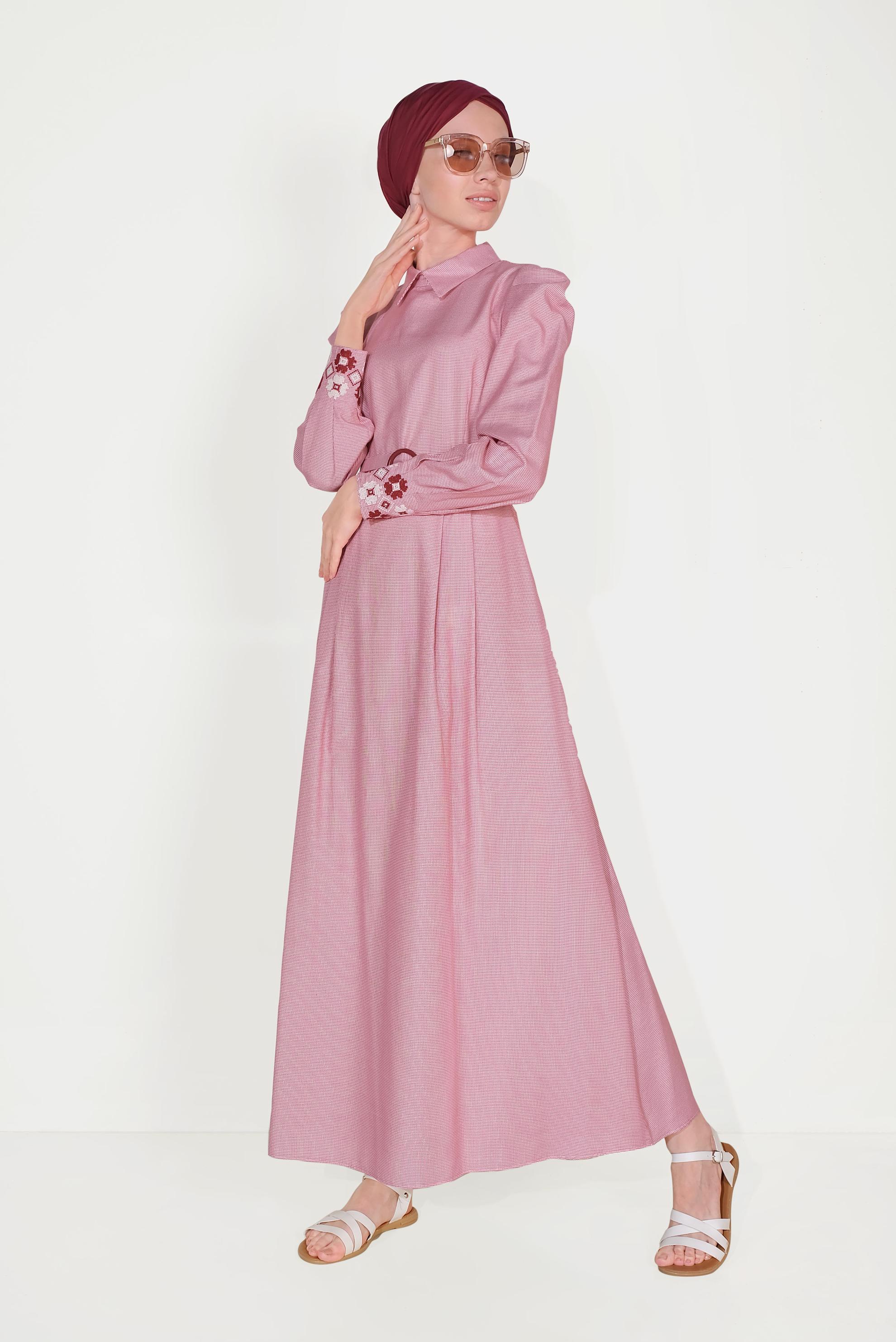 Tesettür giyim KIRMIZI PAMUKLU KAZAYAĞI DESENLİ NAKIŞ DETAYLI ELBİSE 40520 