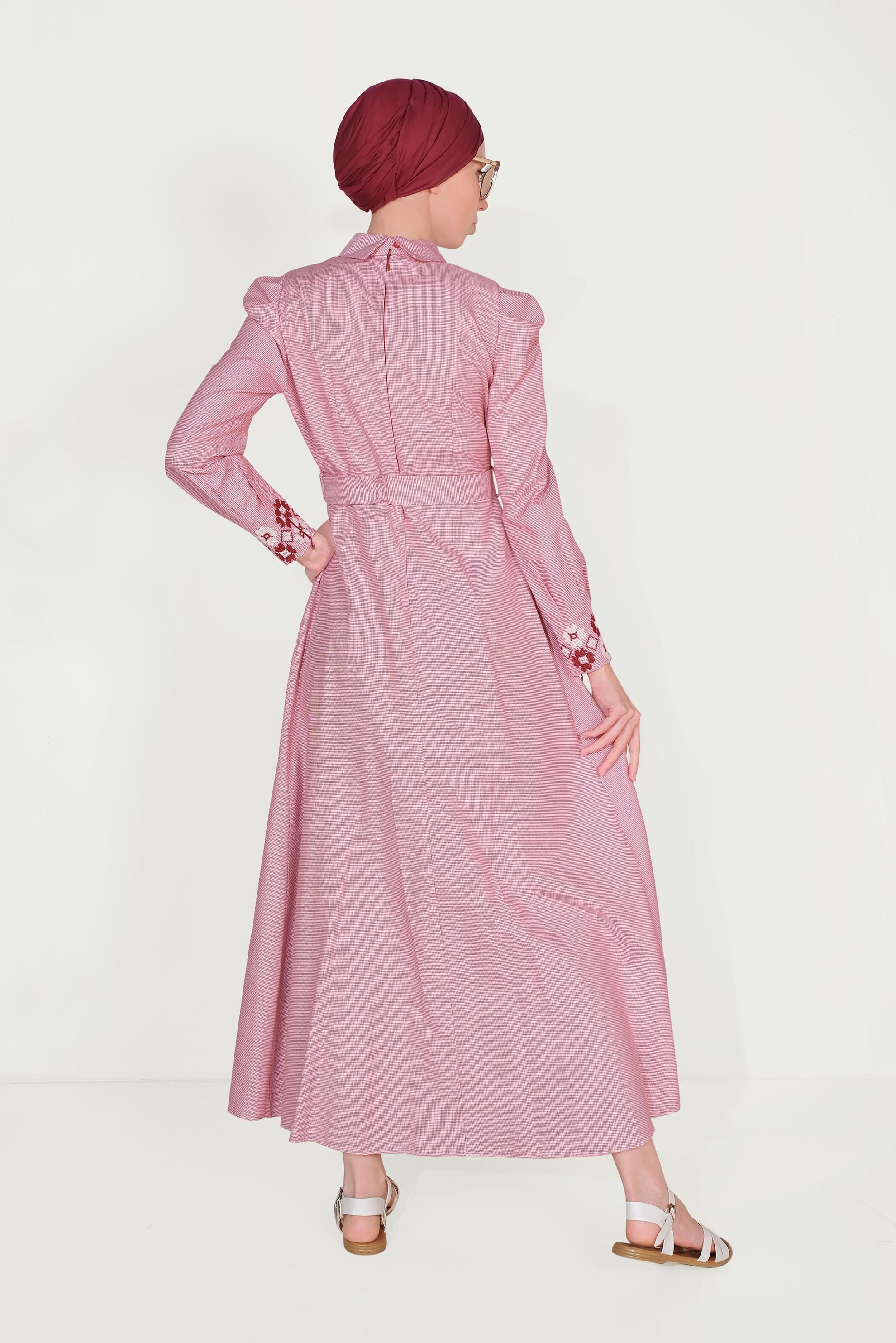 Tesettür giyim KIRMIZI PAMUKLU KAZAYAĞI DESENLİ NAKIŞ DETAYLI ELBİSE 40520 