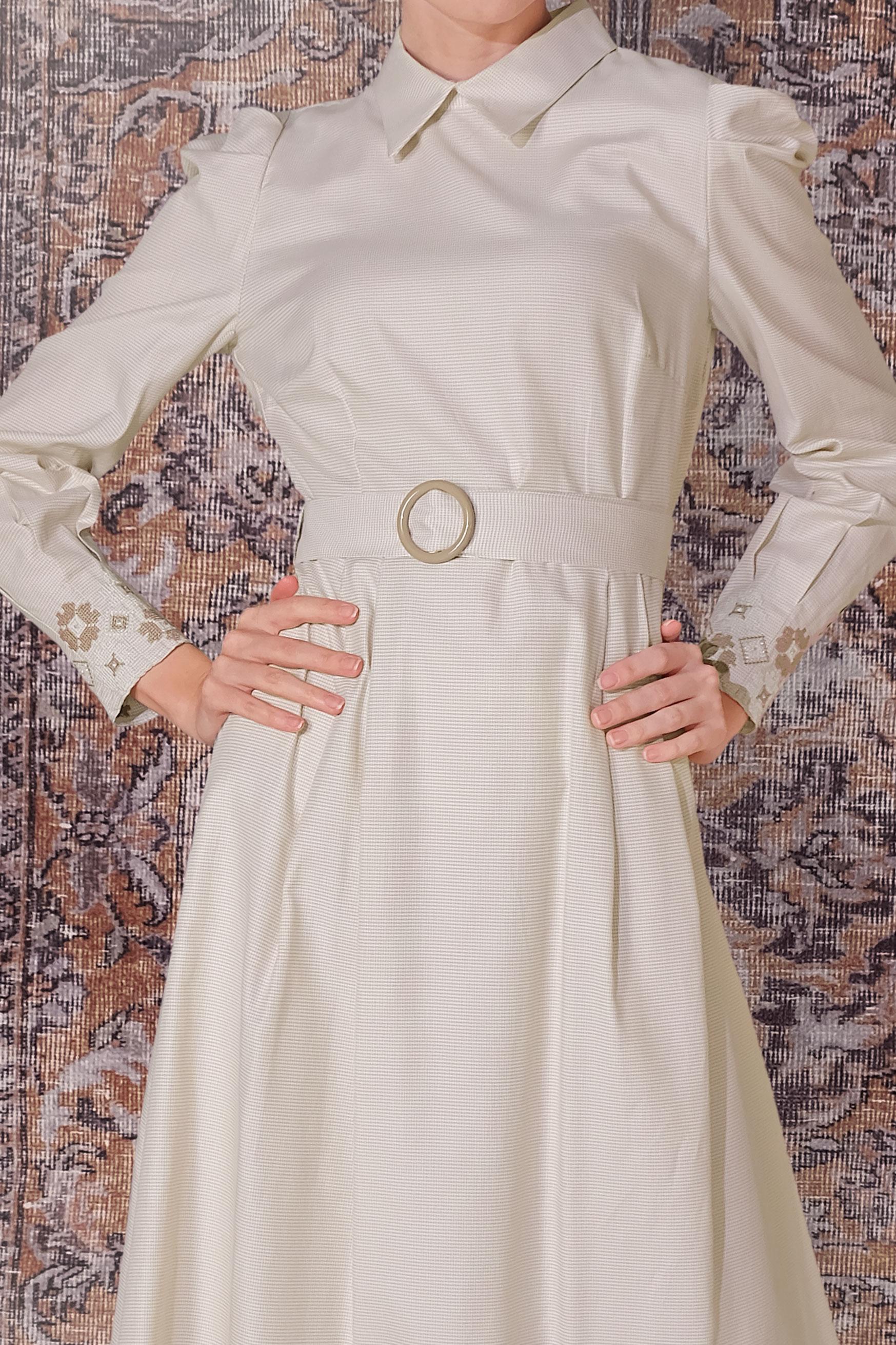 Tesettür giyim BEJ PAMUKLU KAZAYAĞI DESENLİ NAKIŞ DETAYLI ELBİSE 40520 