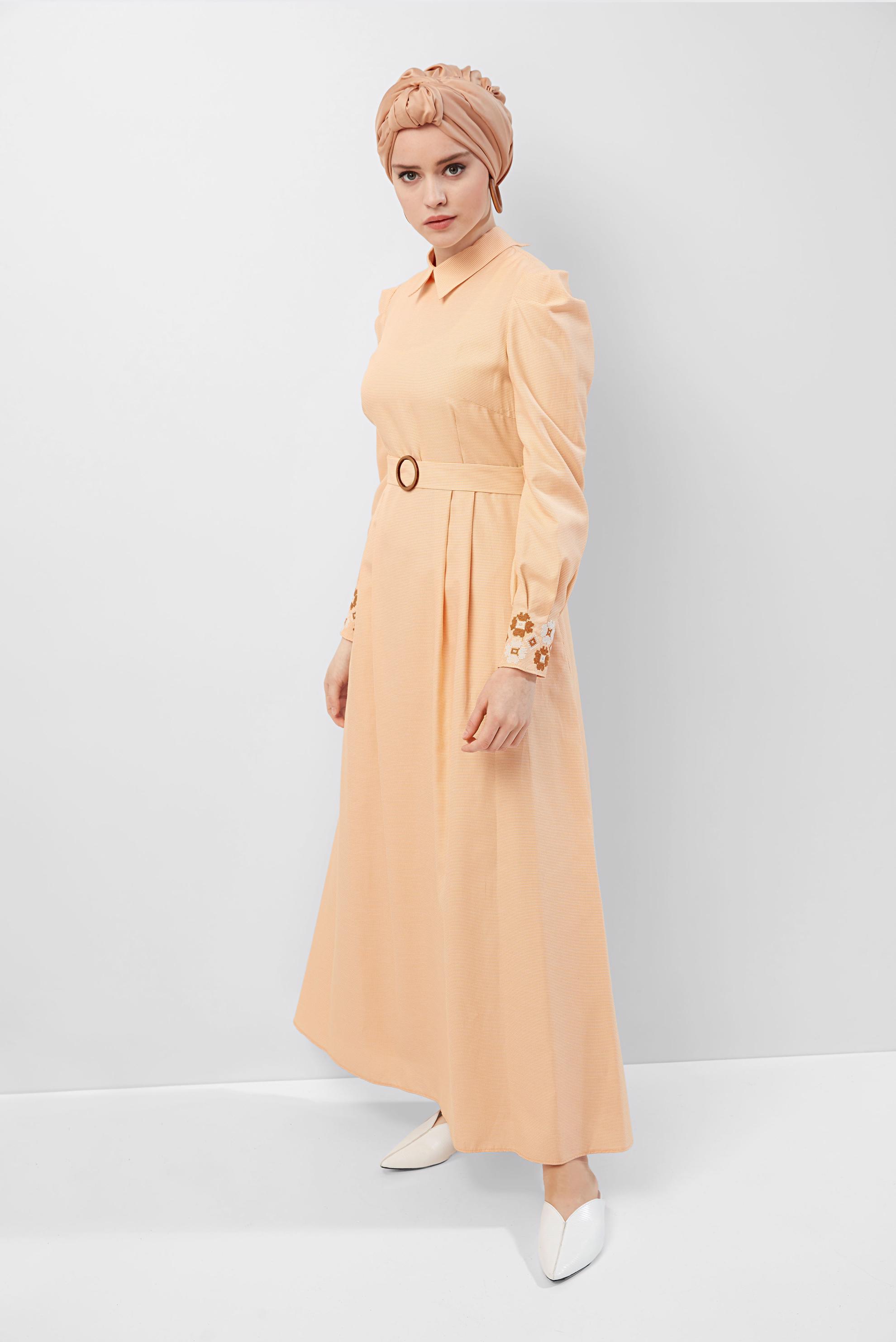 Tesettür giyim SARI PAMUKLU KAZAYAĞI DESENLİ NAKIŞ DETAYLI ELBİSE 40520 