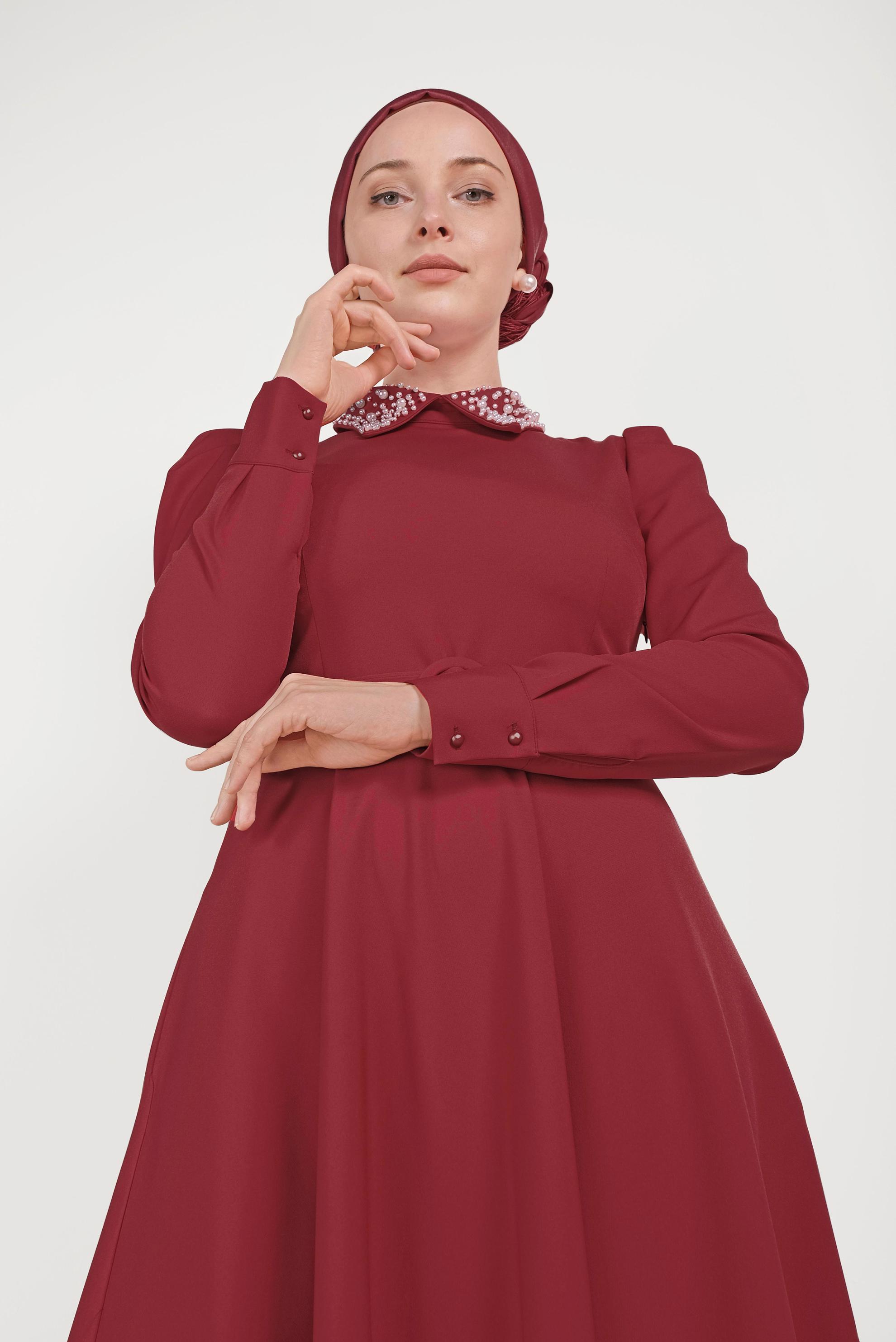 Tesettür giyim KIRMIZI YAKASI İNCİLİ ELBİSE 40559