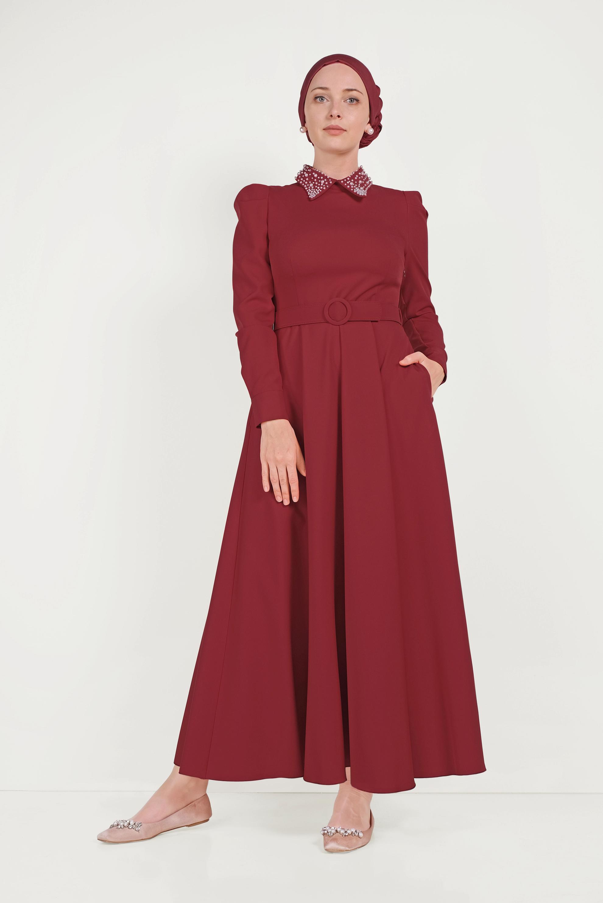 Tesettür giyim KIRMIZI YAKASI İNCİLİ ELBİSE 40559