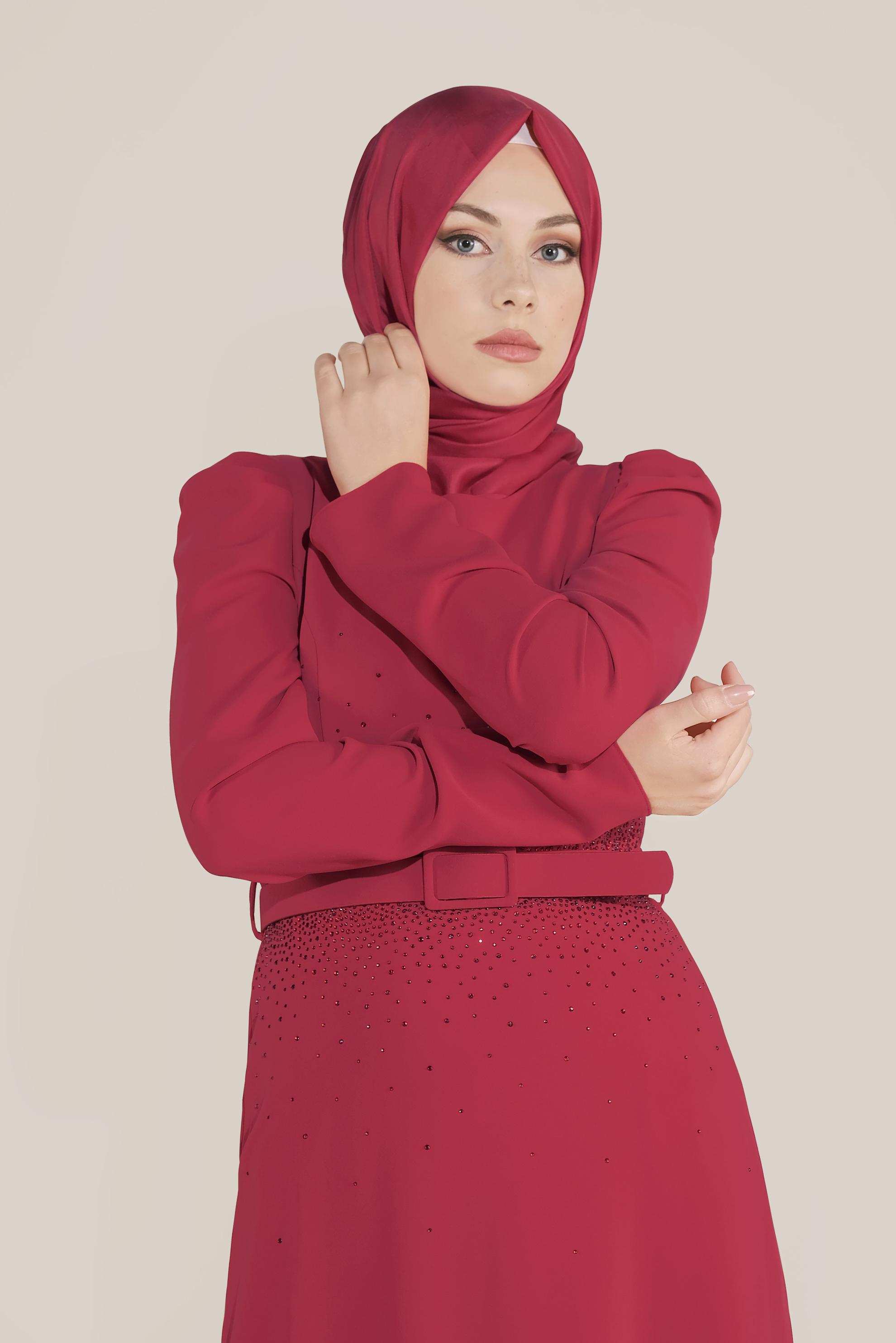 Tesettür giyim KIRMIZI İŞLEMELİ KEMERLİ KARPUZ KOL ELBİSE 40586