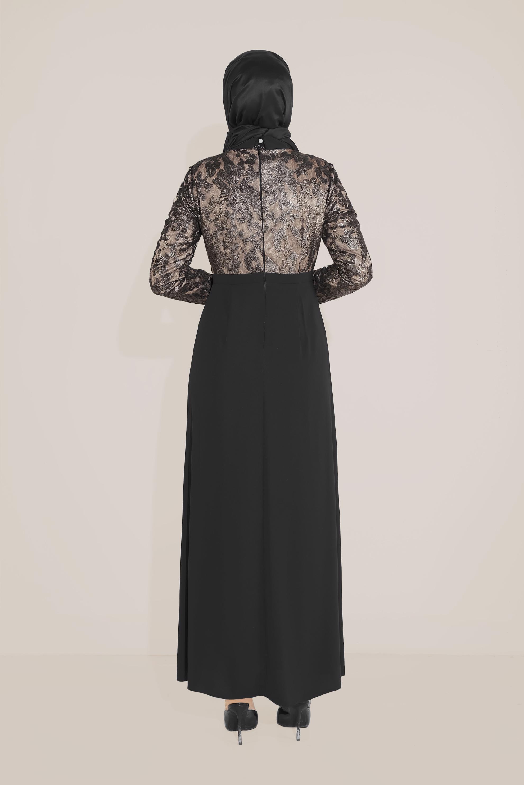 Tesettür giyim SİYAH YAKASI ÇİÇEK BROŞLU DESENLİ ELBİSE 40598-1 