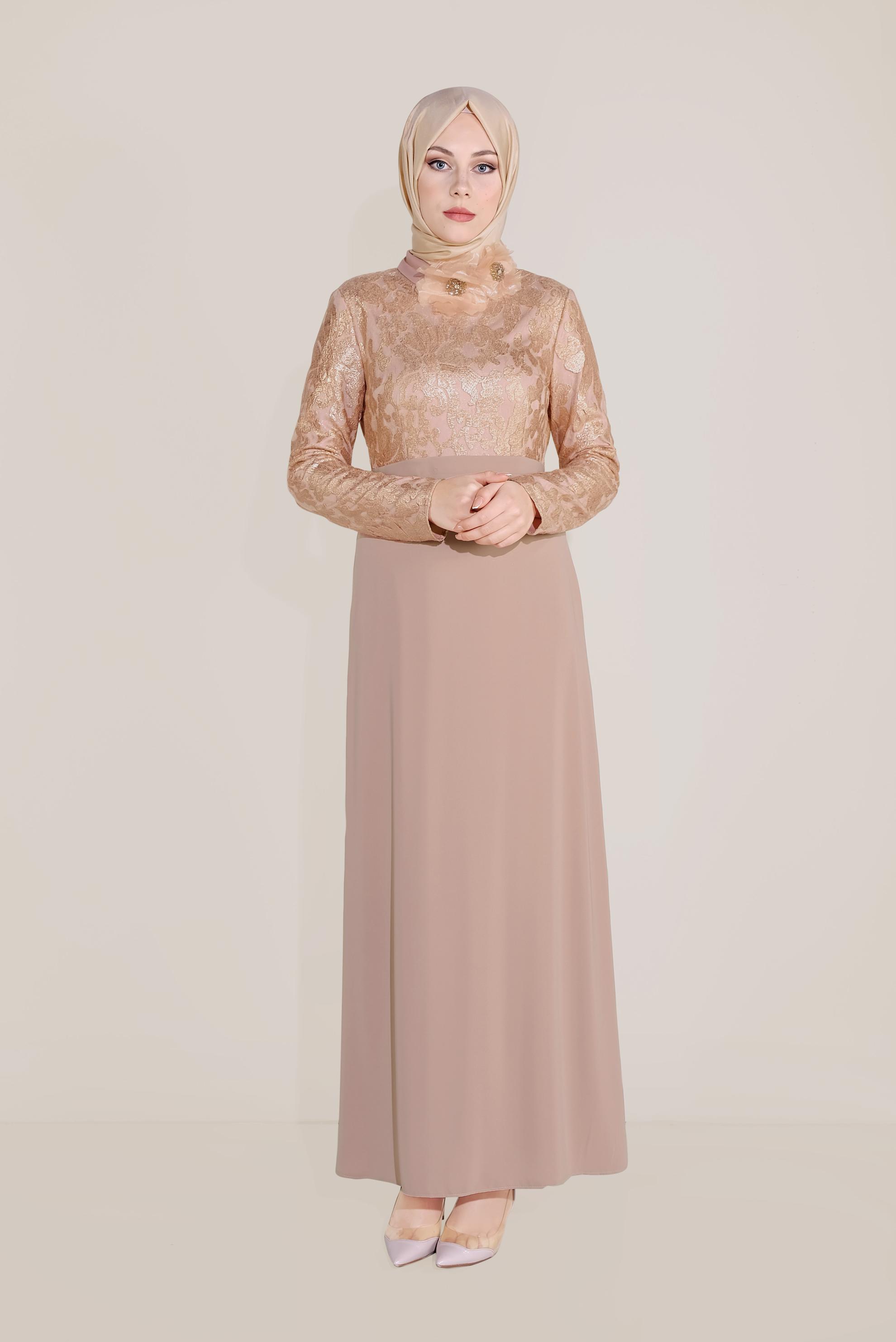 Tesettür giyim PUDRA YAKASI ÇİÇEK BROŞLU DESENLİ ELBİSE 40598-1 