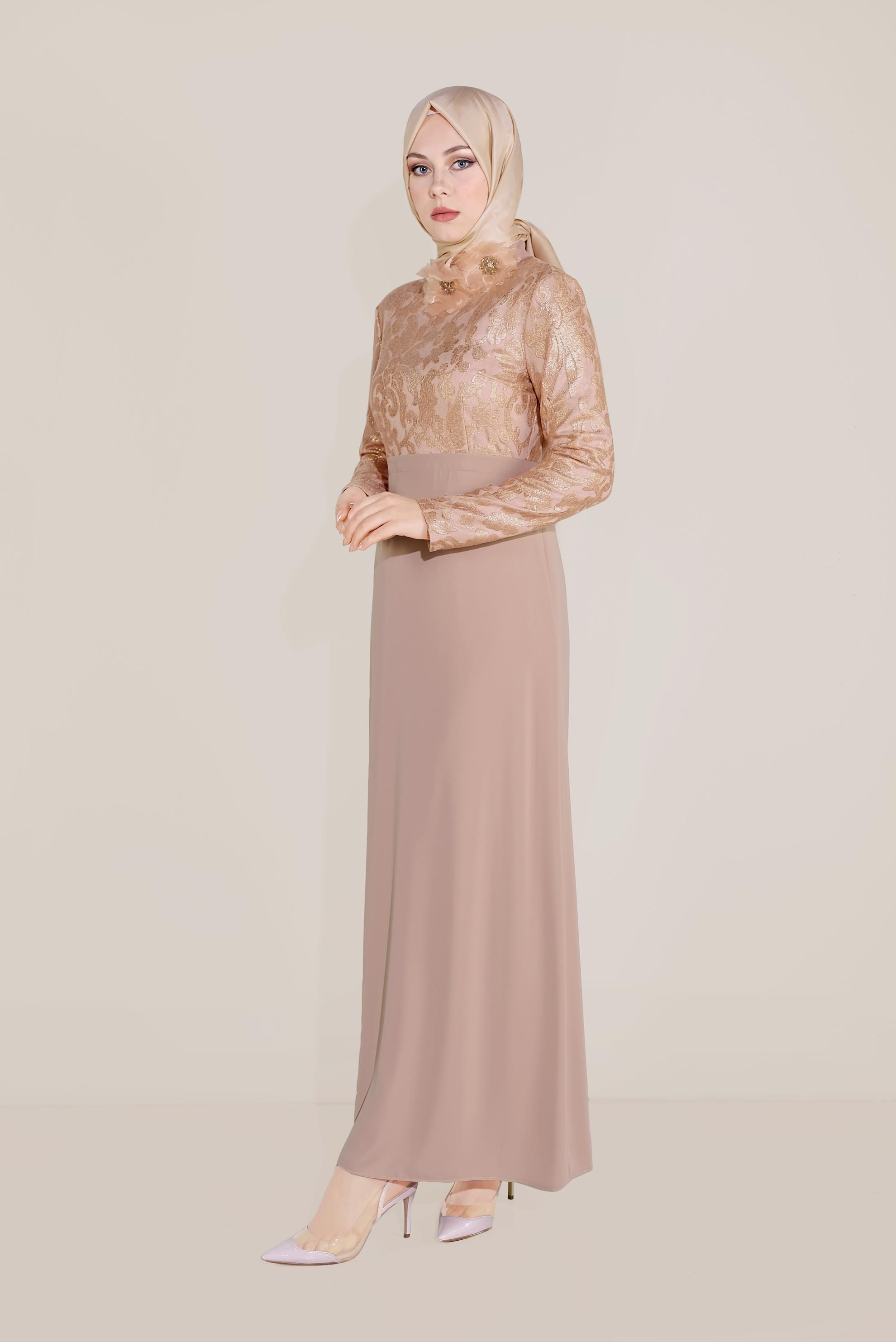 Tesettür giyim PUDRA YAKASI ÇİÇEK BROŞLU DESENLİ ELBİSE 40598-1 